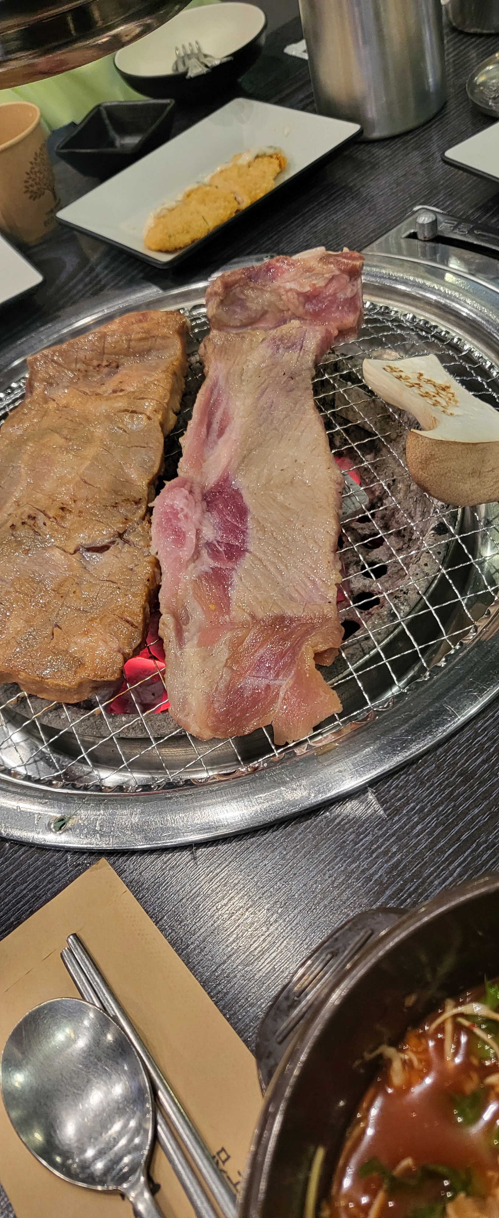 늦은시각까지 친절한 직원분들과 와 ! 물회랑 계란찜도 줍니다 맛있어요 🩷☺️아이들과 오기도