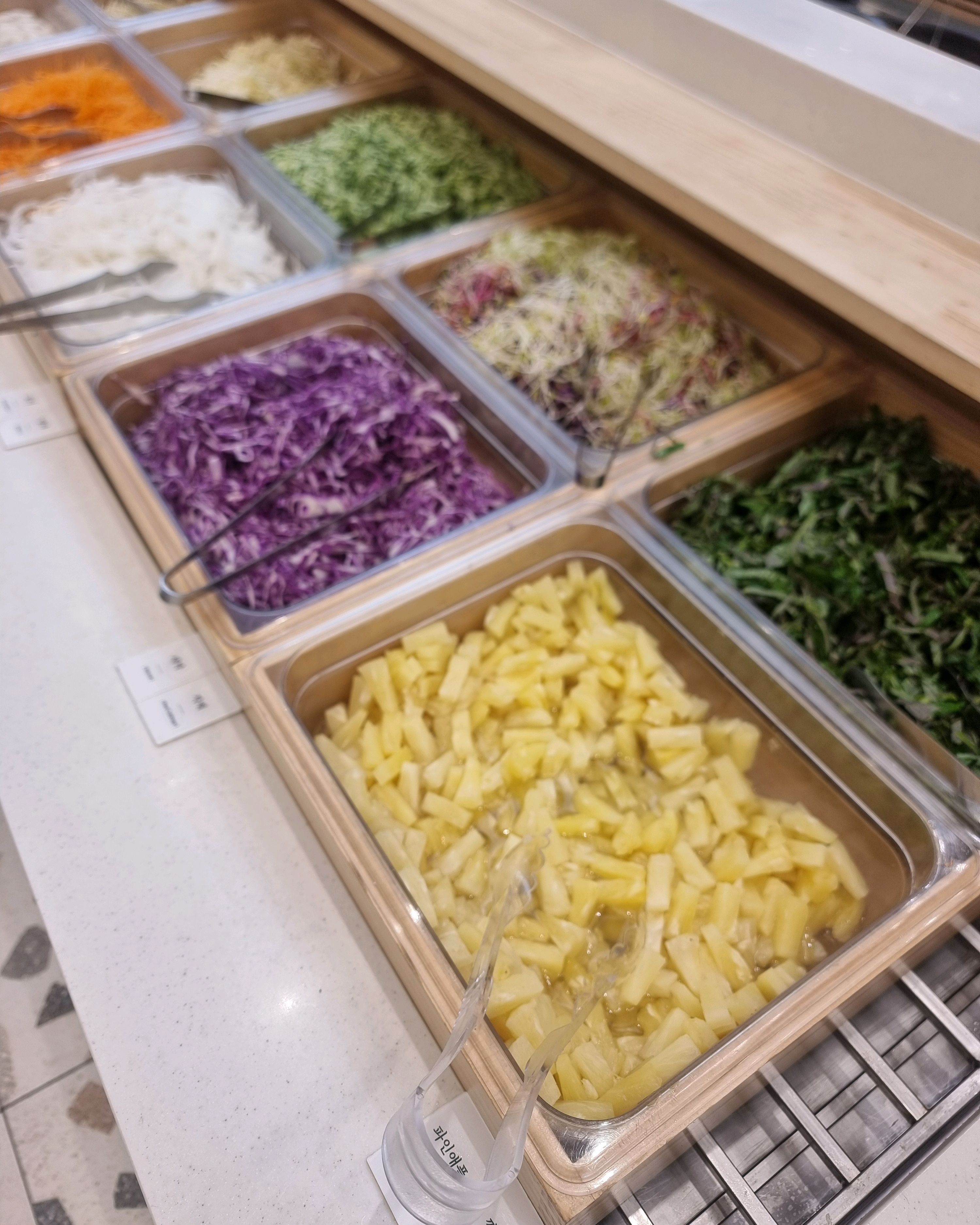 평일 점심에 부모님이랑 같이 와서 맛있게 먹었습니다. 야채하고 고기가 신선하고 맥주도 무