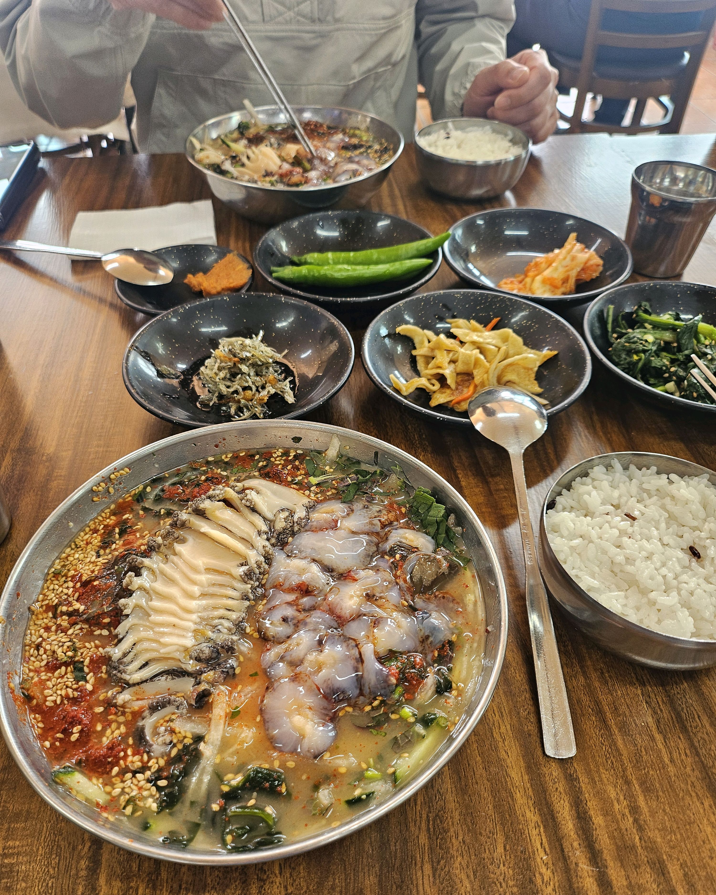 초장베이스 물회만 먹다가 색다름에 빠져들었어요..전복.홍해삼물회 맛있어요..다 먹고 바다를