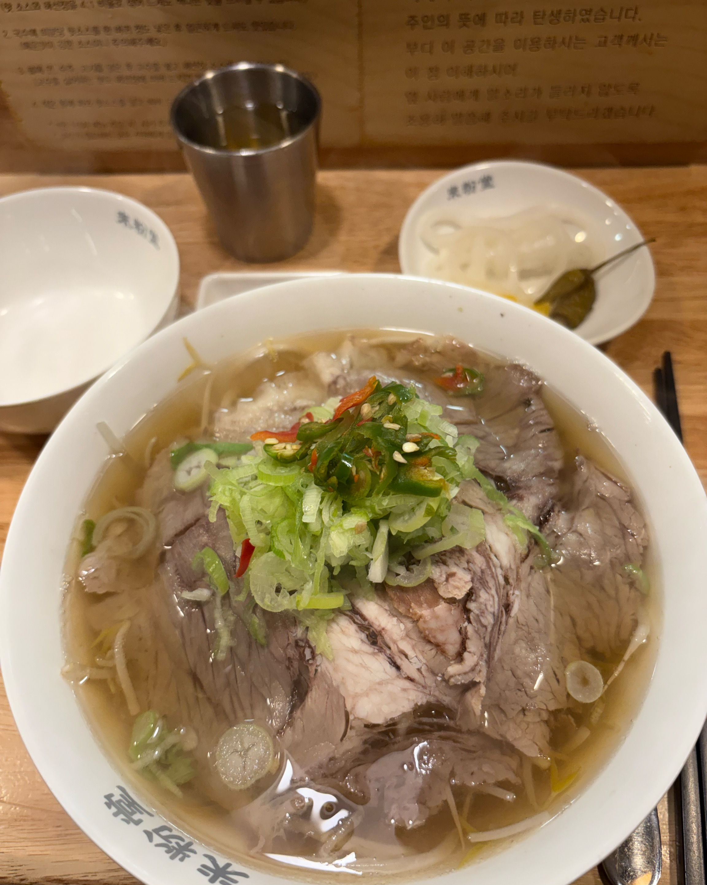 예전에 대학교 친구 추천으로 한번 왔었는데 너무 생각나서 다시 왔어요 ㅎㅎ 국물도 너무 깔