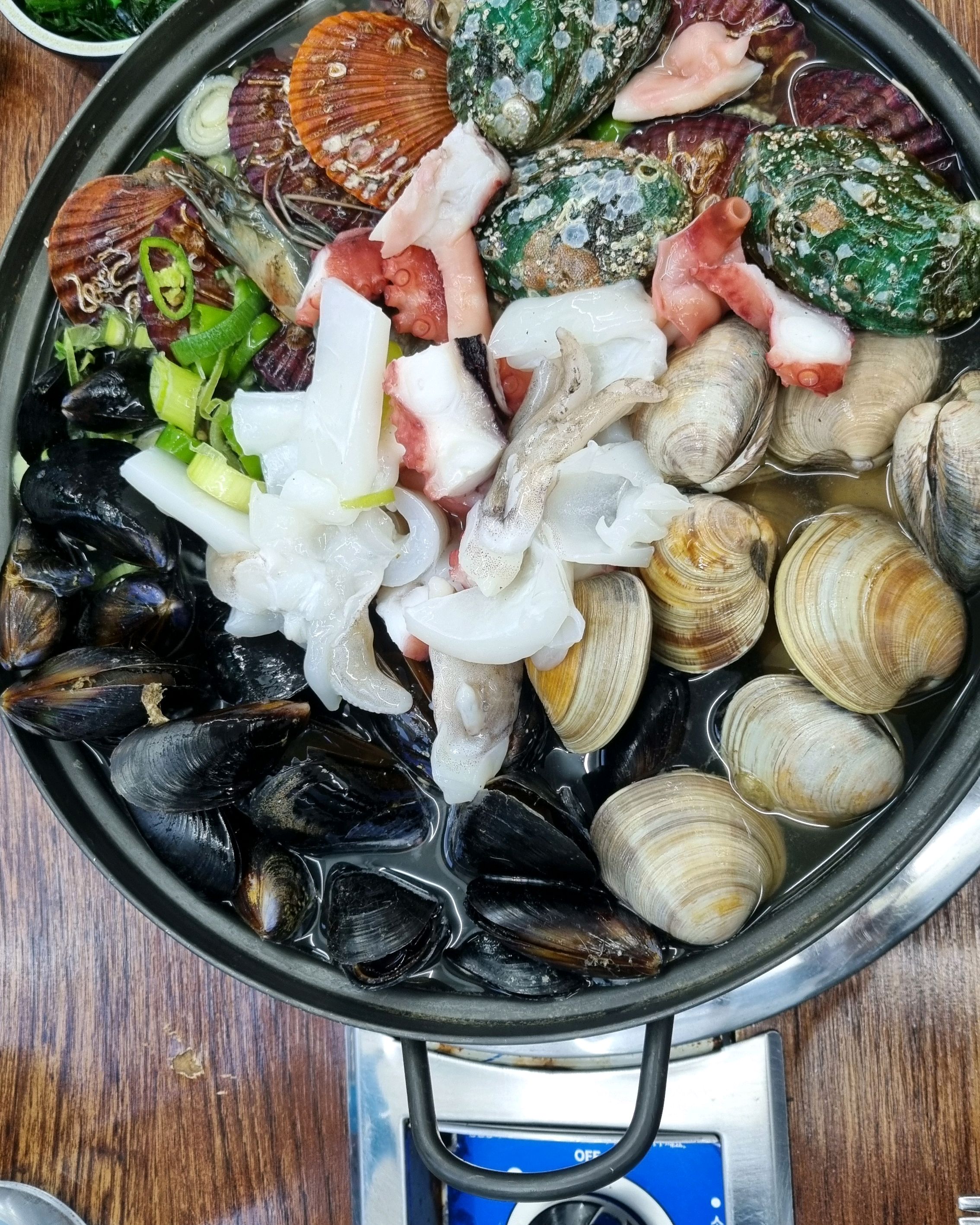 해물신선하고 갑오징어 부들부들 짱입니다.  양도 푸짐~~~국물 찐하고 맛나네요. 밑반찬도 