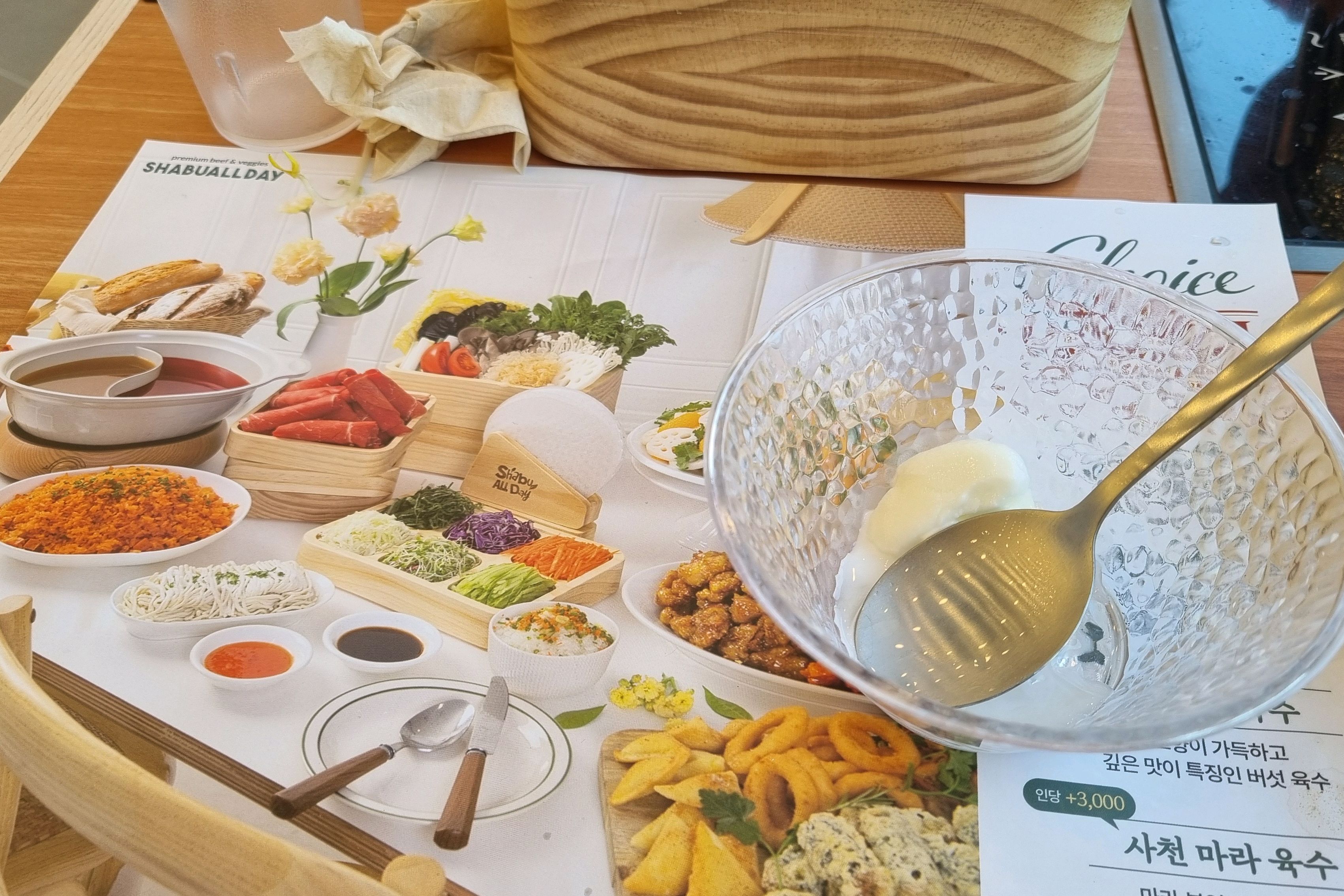 아직 오픈 초라 분주해요. 샤브샤브가 맛있고 같이 딸려오는 요리들도 무난해 평타는 해요.