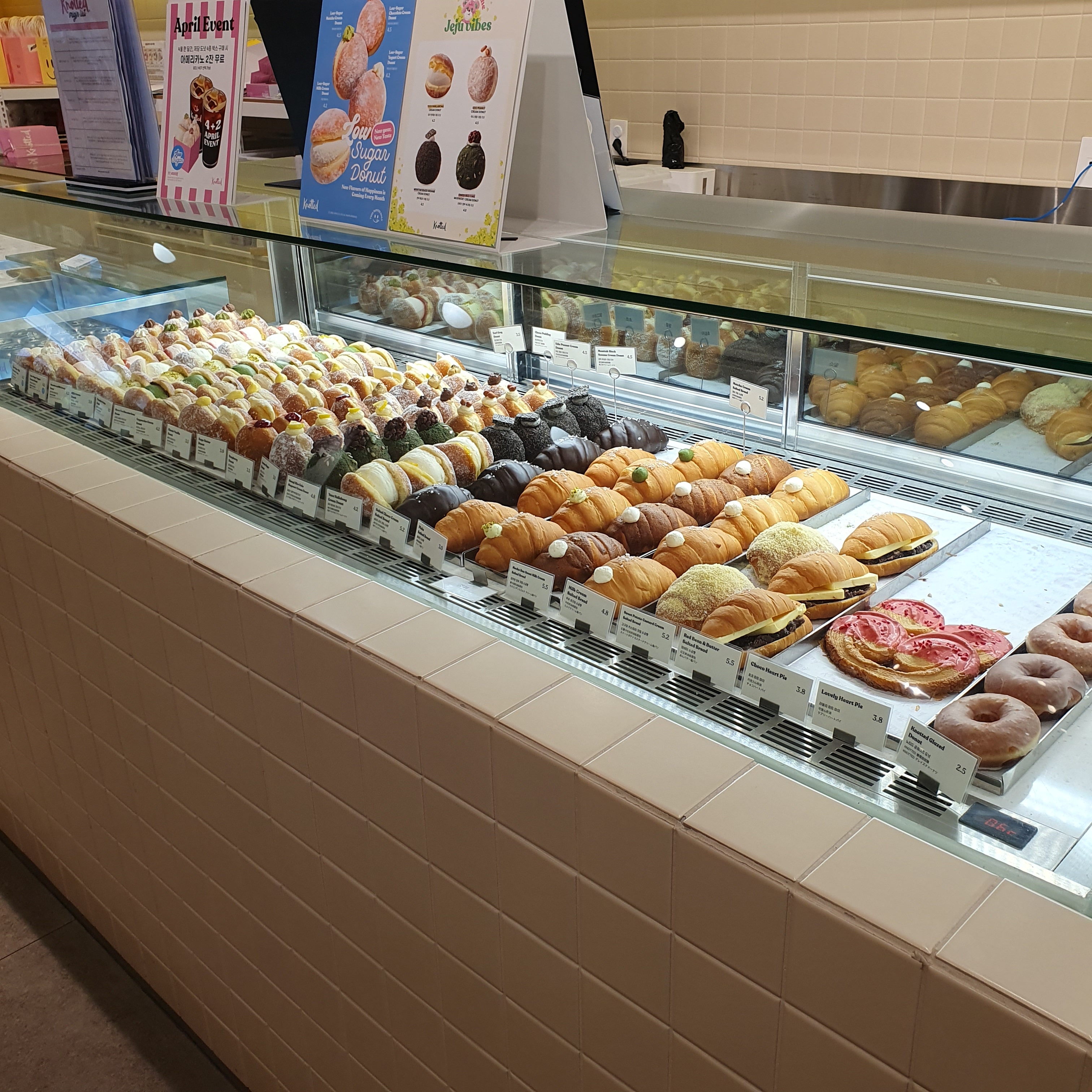 출근길에 지나다니다가 처음 와봤어요 도넛 맛있게 잘 먹겠습니다~! - 제주 맛집 노티드 제주DT