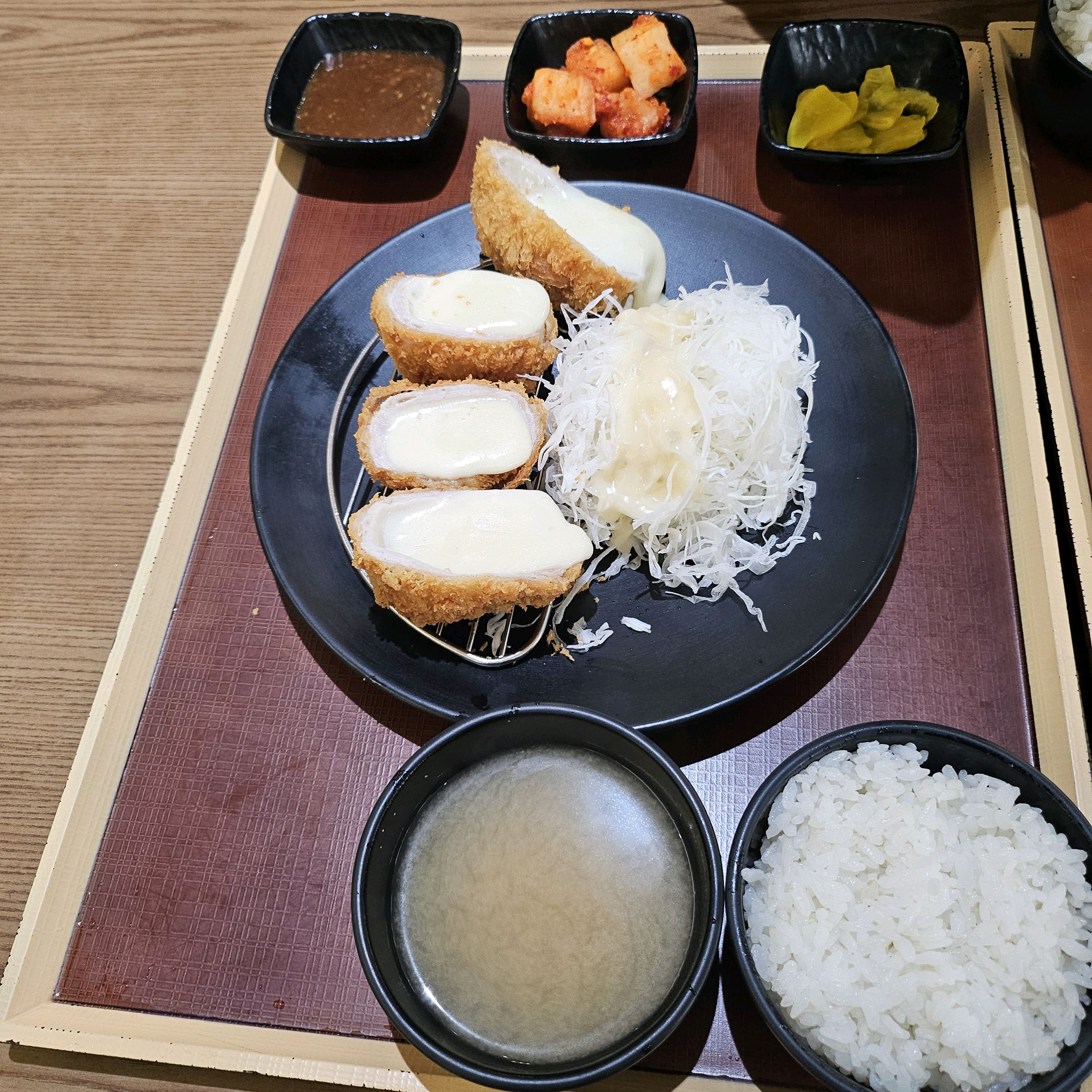 8시 줄서기 평일이라 그런지 줄서시는 분들이 다행히 많이 계시지는 않았어요 - 제주 맛집 연돈
