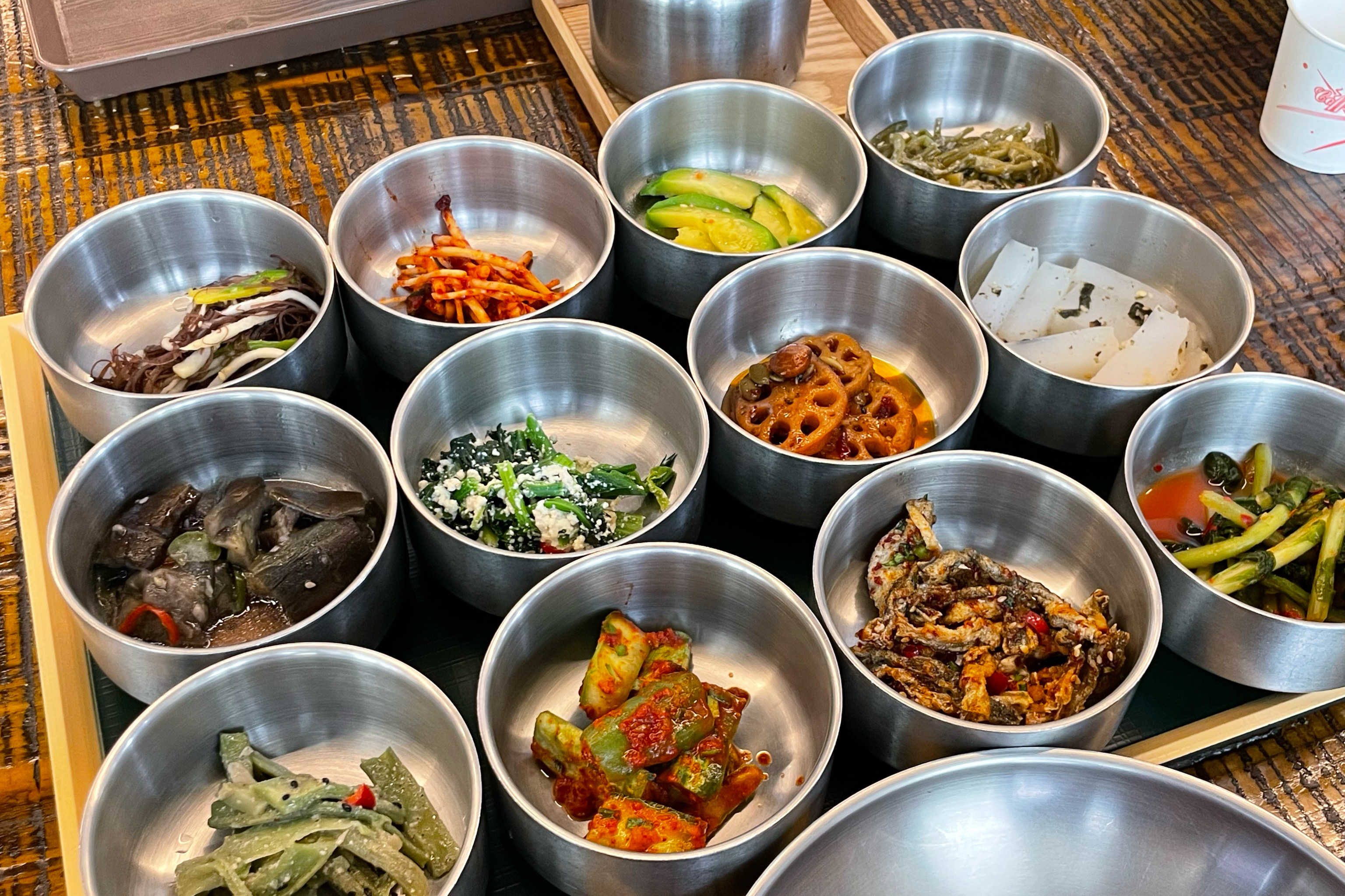 12종 반찬에 메인 반찬 양념 게무침, 고등어조림, 미역국에 톳밥까지 해도 인당12,000