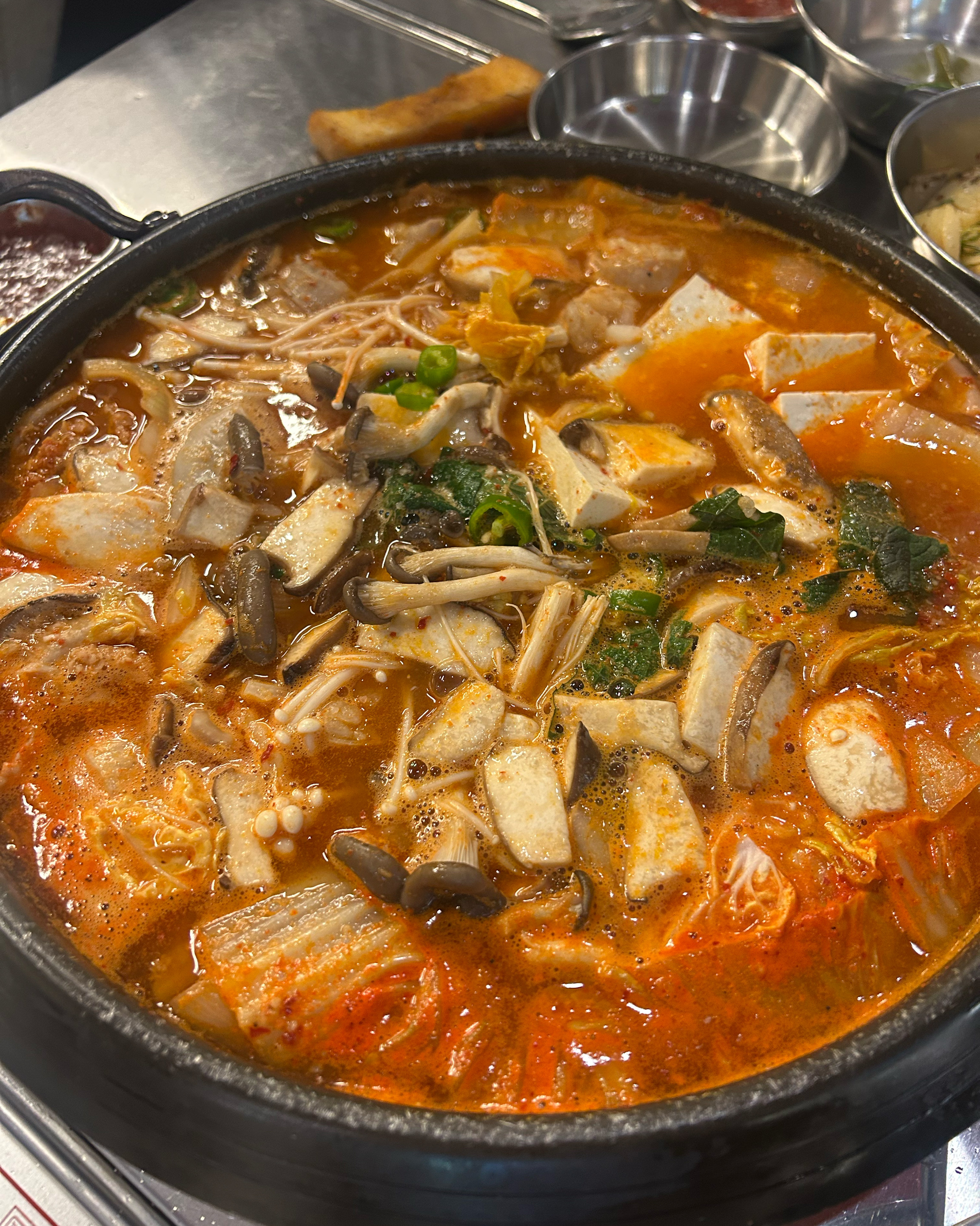 곱도 많고 전골도 맛있고 항상 맛있는 우정한우곱창 ⑉♥ 직원분들도 너무너무 친절해요 꼭 오