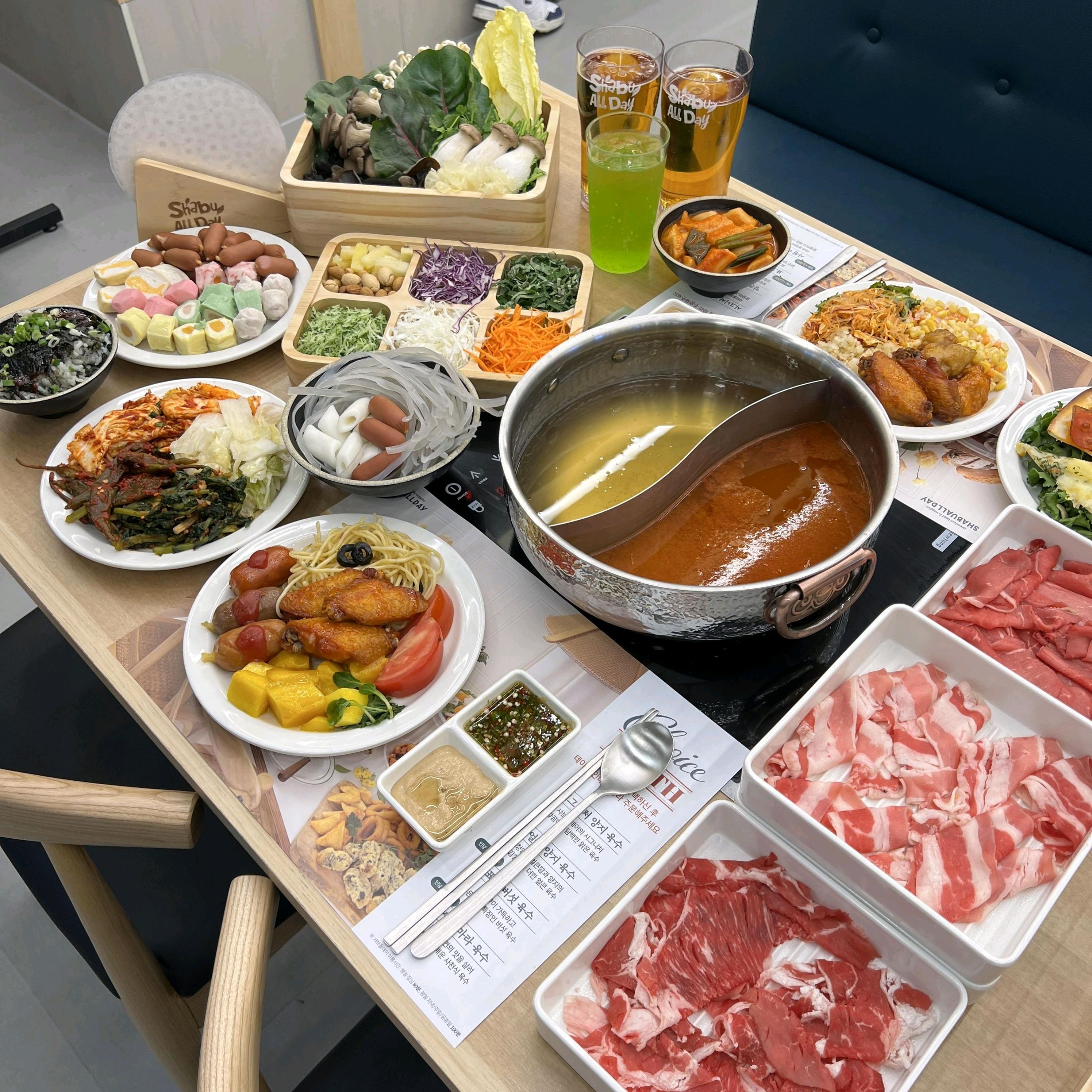 맛있는 샤브샤브에 샐러드바까지 무제한으로 먹을 수 있어서 좋았어요 소고기 육질이 부드럽고