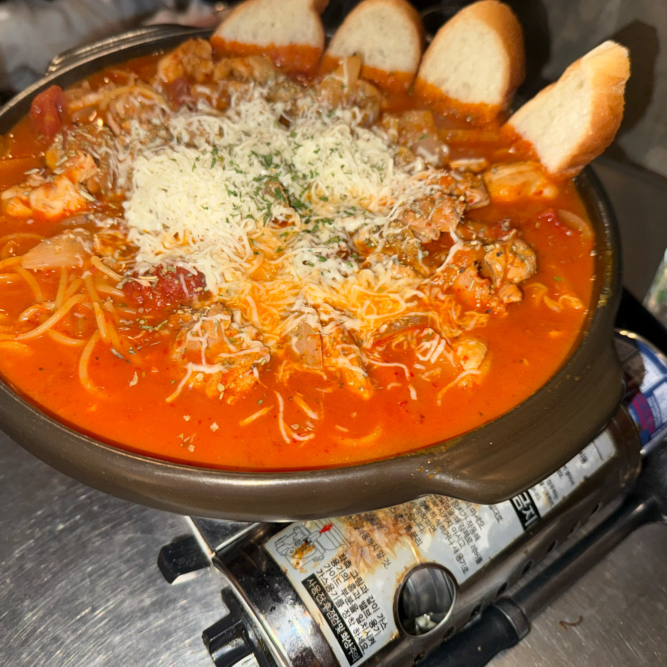 이태리닭볶음탕이랑 마가전 시켰는데 - 이태원 맛집 마가진상회