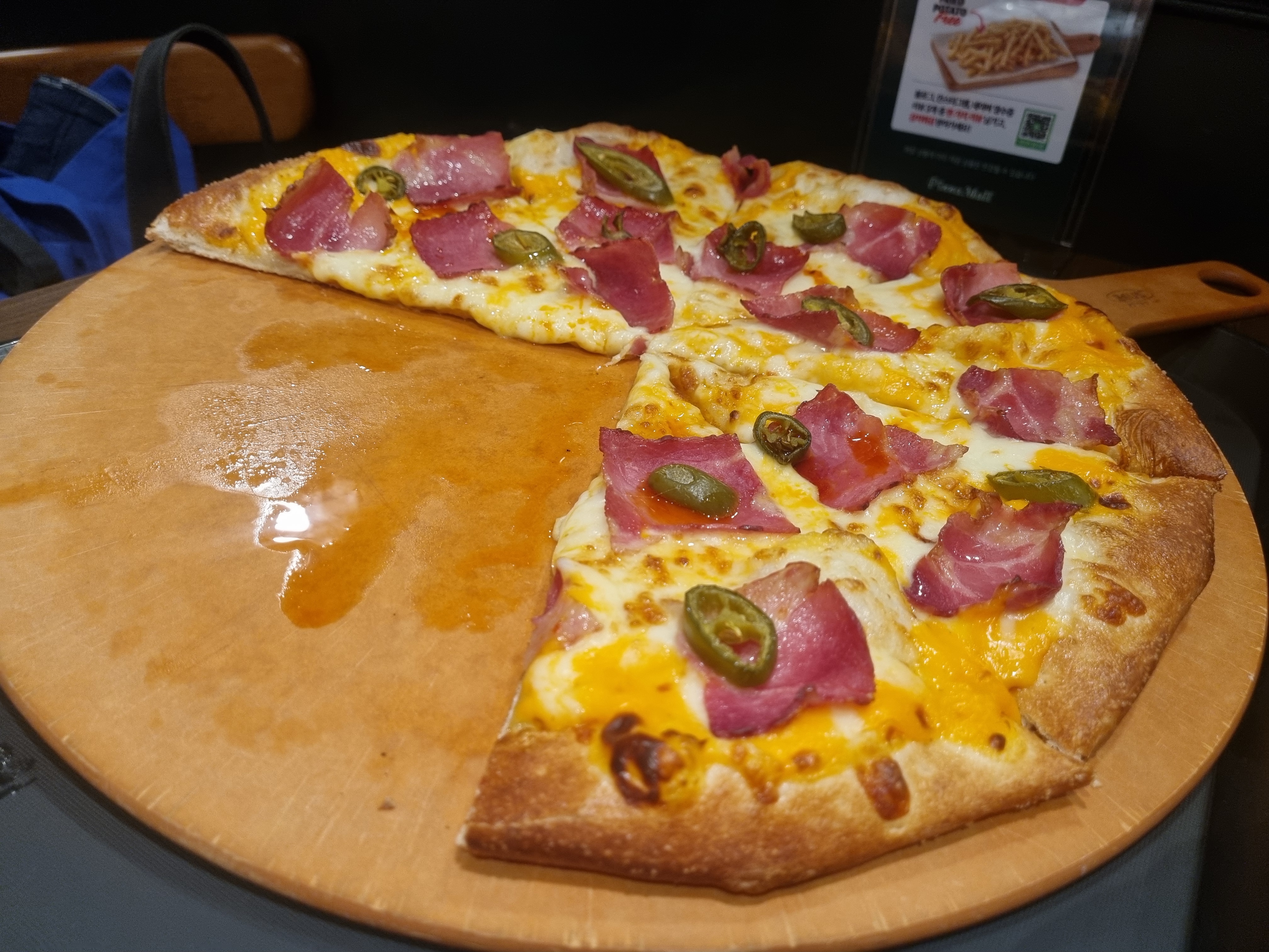 갓나온 피자 먹을곳이 생각보다 별로 없는데 매장에서 먹으니 좋아요! 맛도있어요! - 장산역 맛집 피자몰 NC해운대점