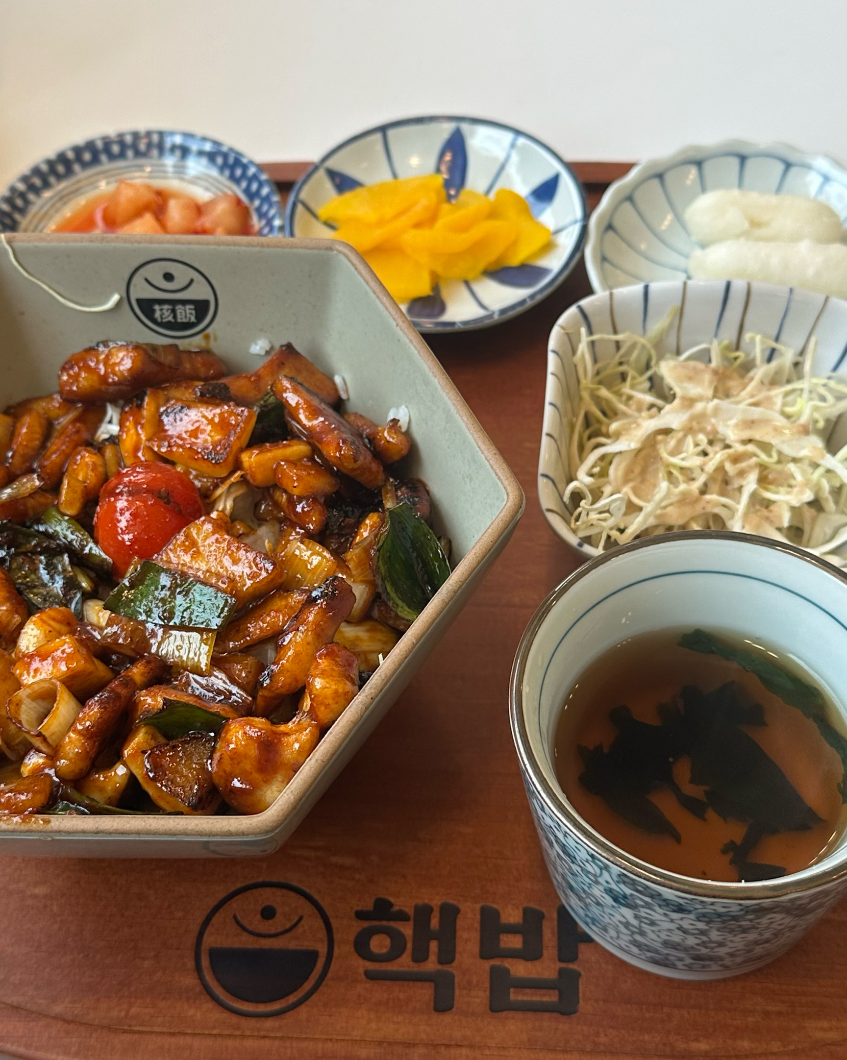 매장이 깔끔하고 음식도 맛있어요!! - 천호동 맛집 핵밥 암사점