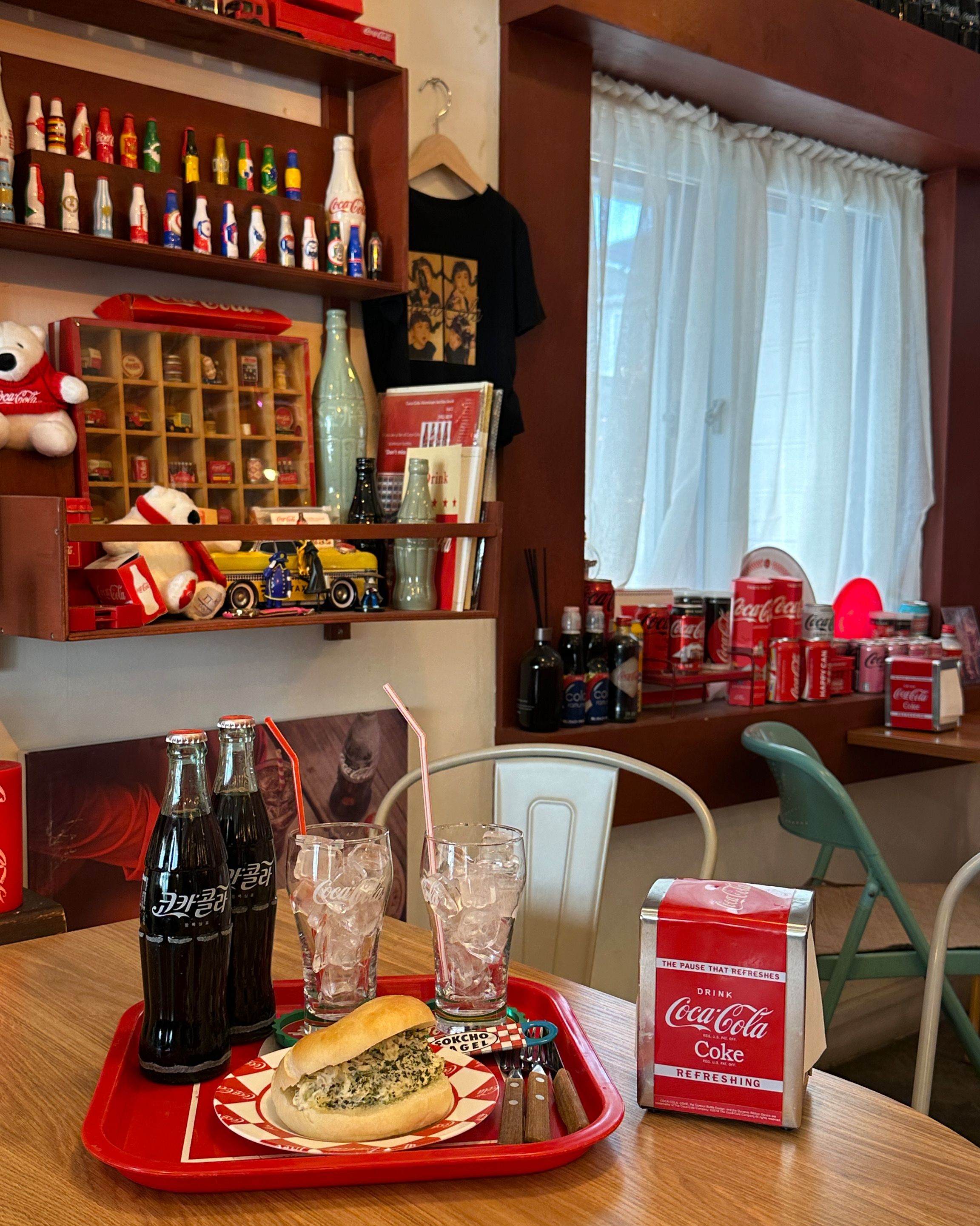 친구랑 속초 놀러왔다가 들렀는데 인테리어가 너무 예뻐서 좋았어요! 코카콜라 굿즈들 엄청 많