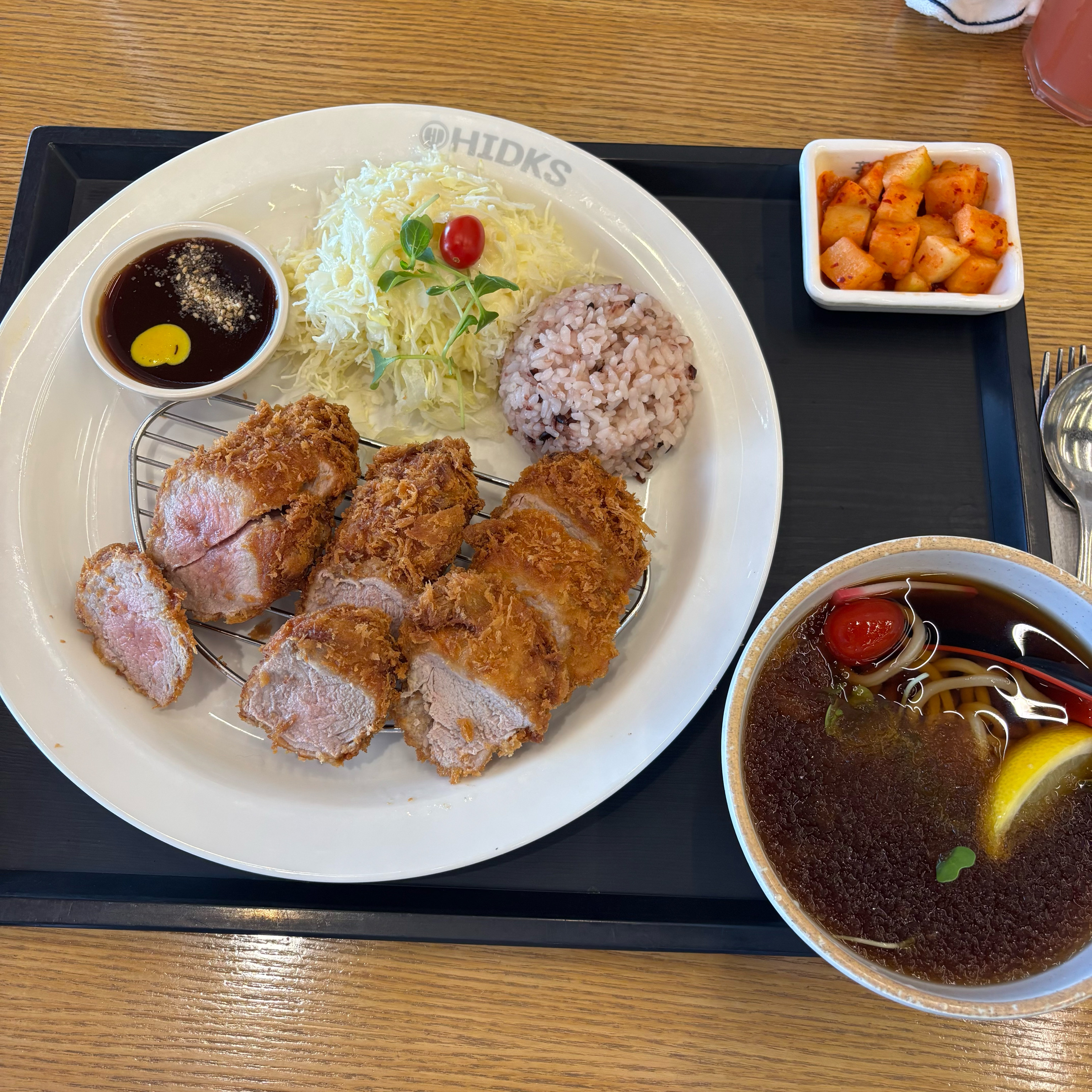 주차장 넓어서 편하고 홍익돈까스만의 특별한 맛이 있어요! 넘 맛있게 잘먹었습니다 ㅎㅎ - 운양동 맛집 홍익돈까스 김포운양점