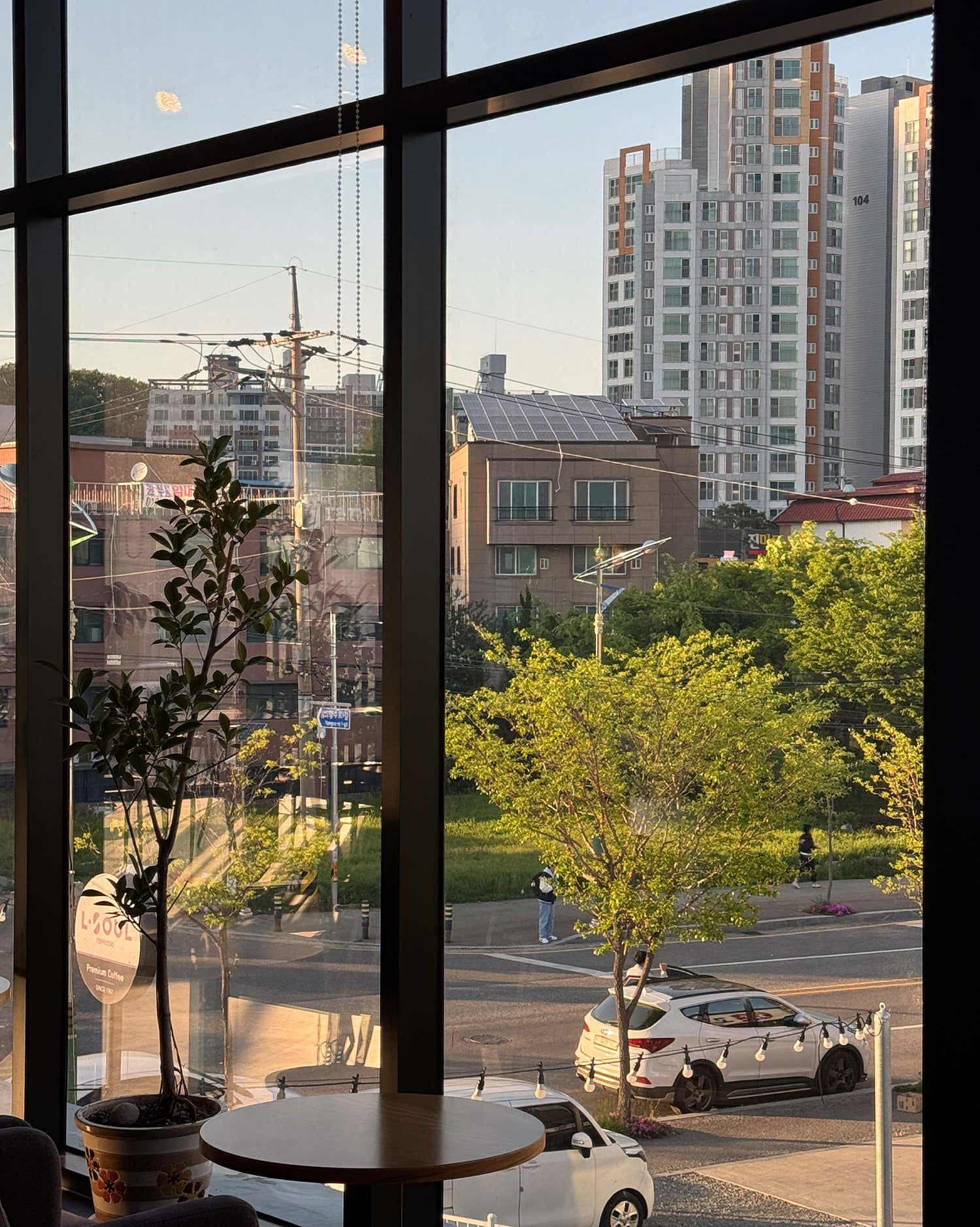 엘쏘울에스프레소 옥천 접시에 담긴 소금빵