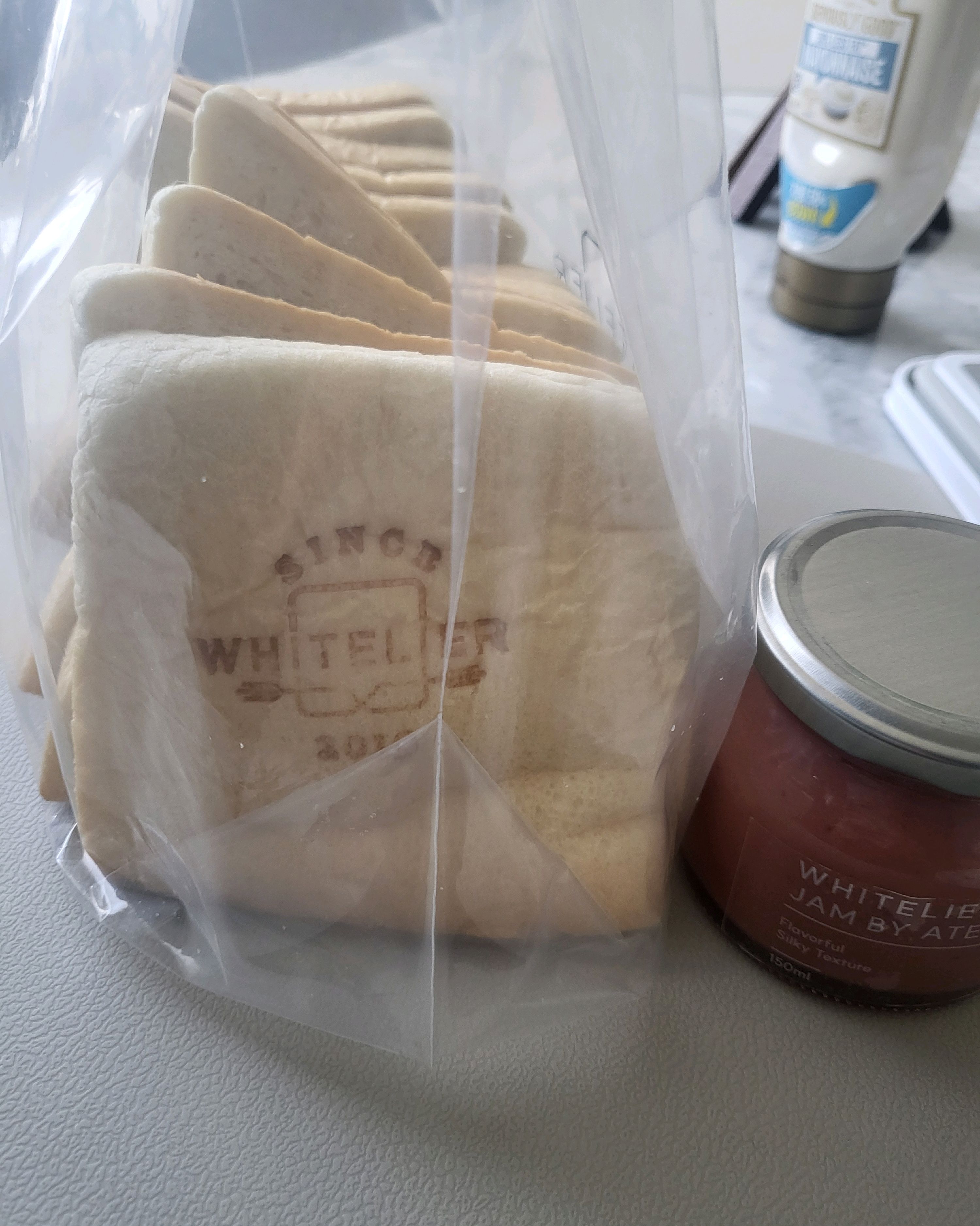 가져 오자마자 찢어먹어봤는데 - 원주 맛집 화이트리에 원주점