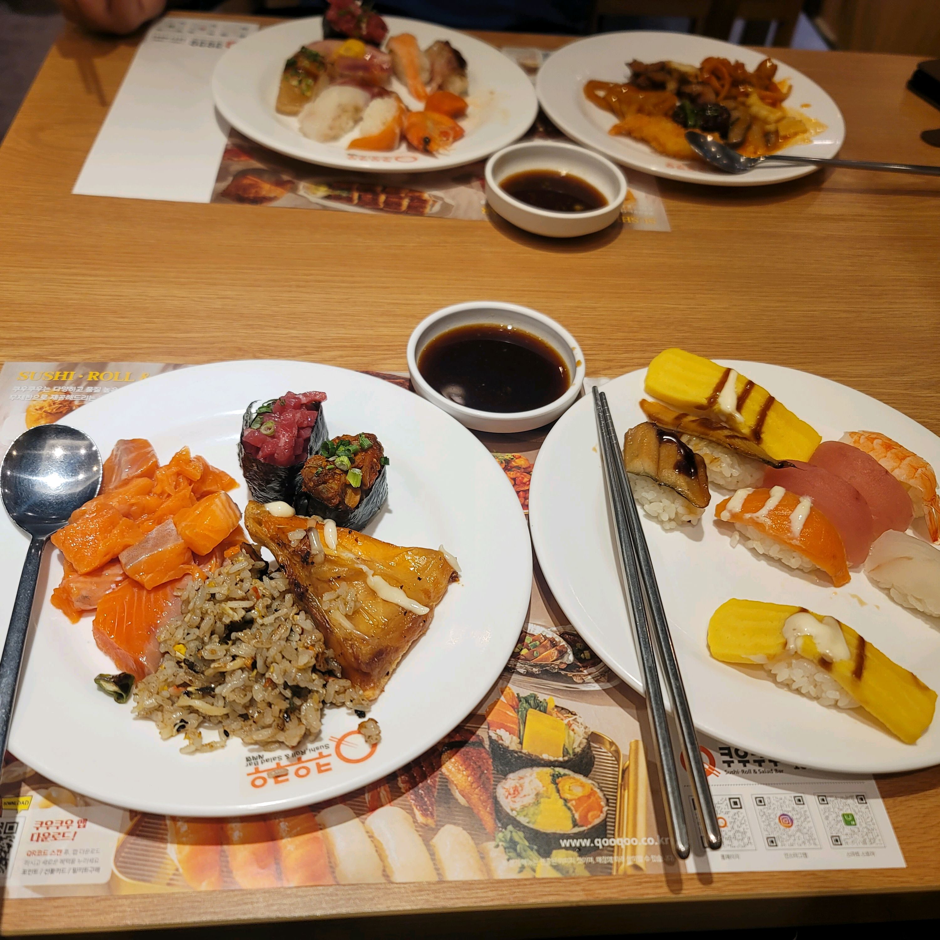 갔는데 손님이 별로 없어서 회전이 느려서 그런지 초밥이 전혀 신선하지 안아서 맛없었고 종류