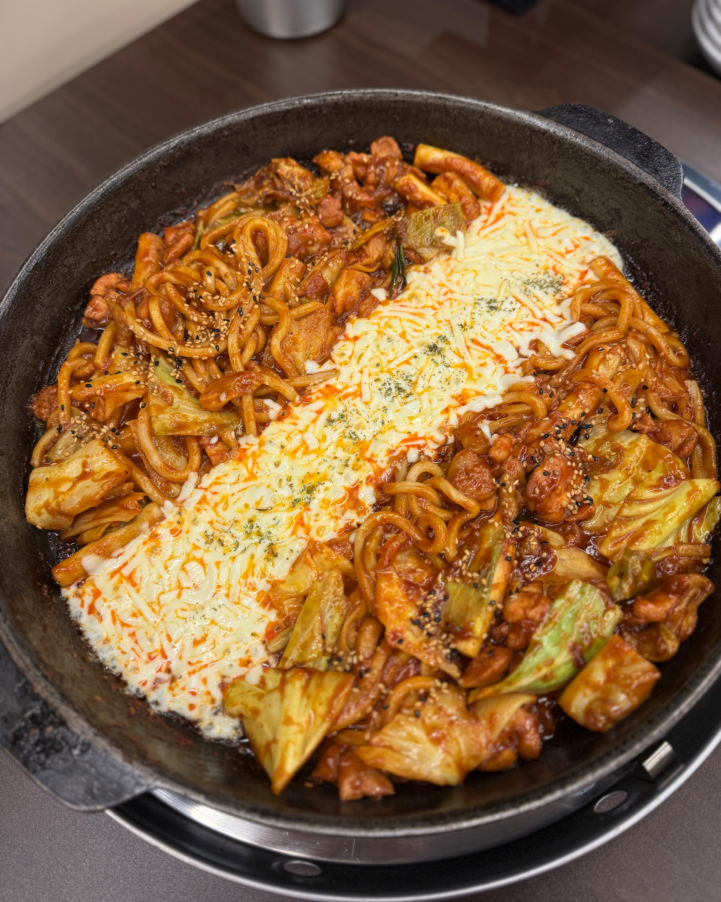 리뷰보고 왔는데 ㅇㅈ!!! 치즈닭갈비 좋아한다면 꼭 오세요! 매콤한 닭갈비 위에 고소하고