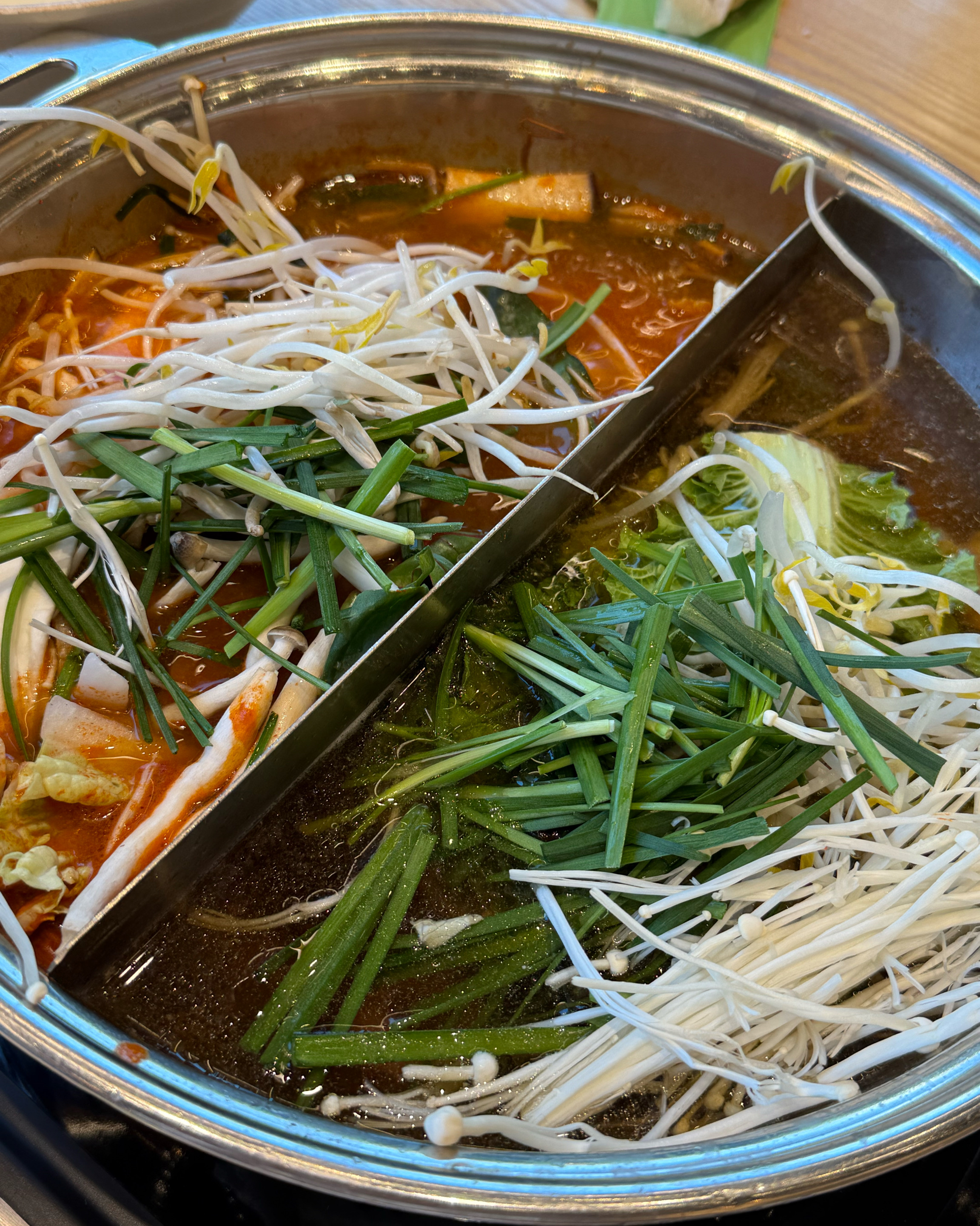 건강하고 맛잇는 샤브샤브를 좋은 가격에 먹을 수 잇었어요 ㅎㅎ 주차장도 넓고 샐러드바도 잘