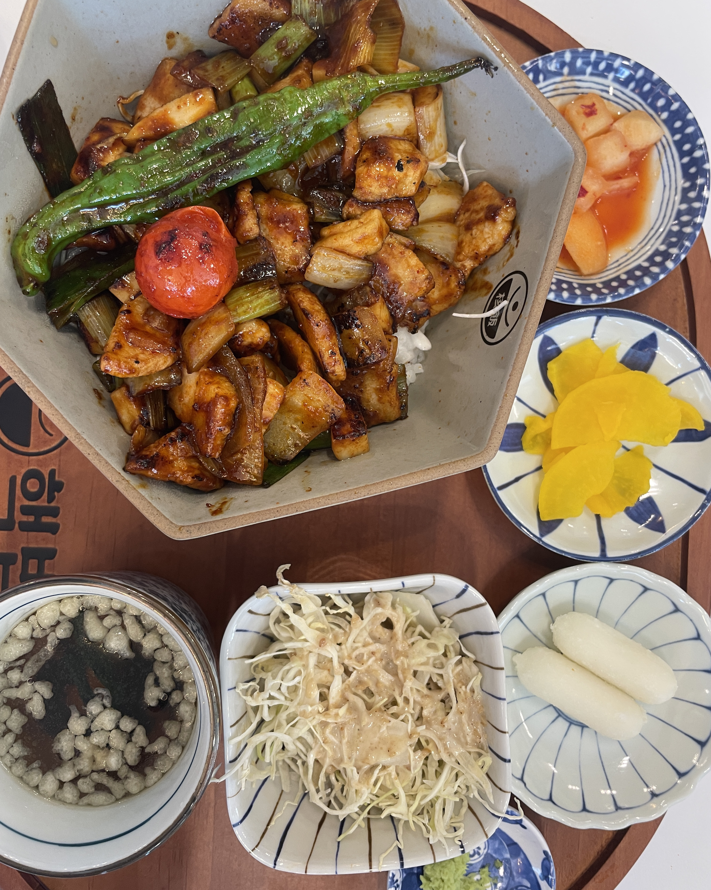 종종 와서 점심 먹습니다. 메뉴가 더 다양해졌네요. 매장 깔끔합니다. 사진은 항정살덮밥입니