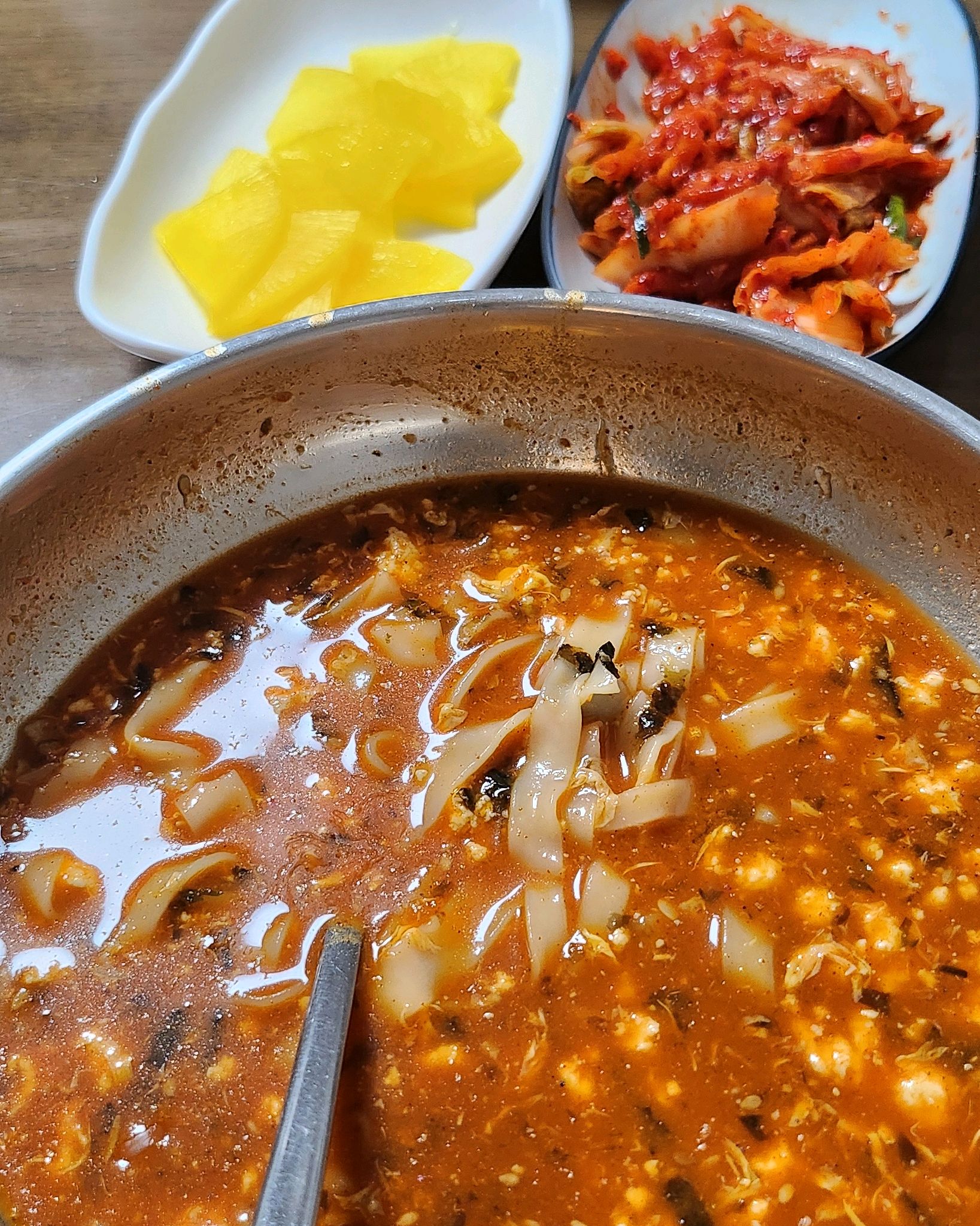 숙소 옆이라 검색해서 찾아왔는데 평일 늦은 점심이라 한가하게 식사했네요 - 경포대 맛집 강문칼국수