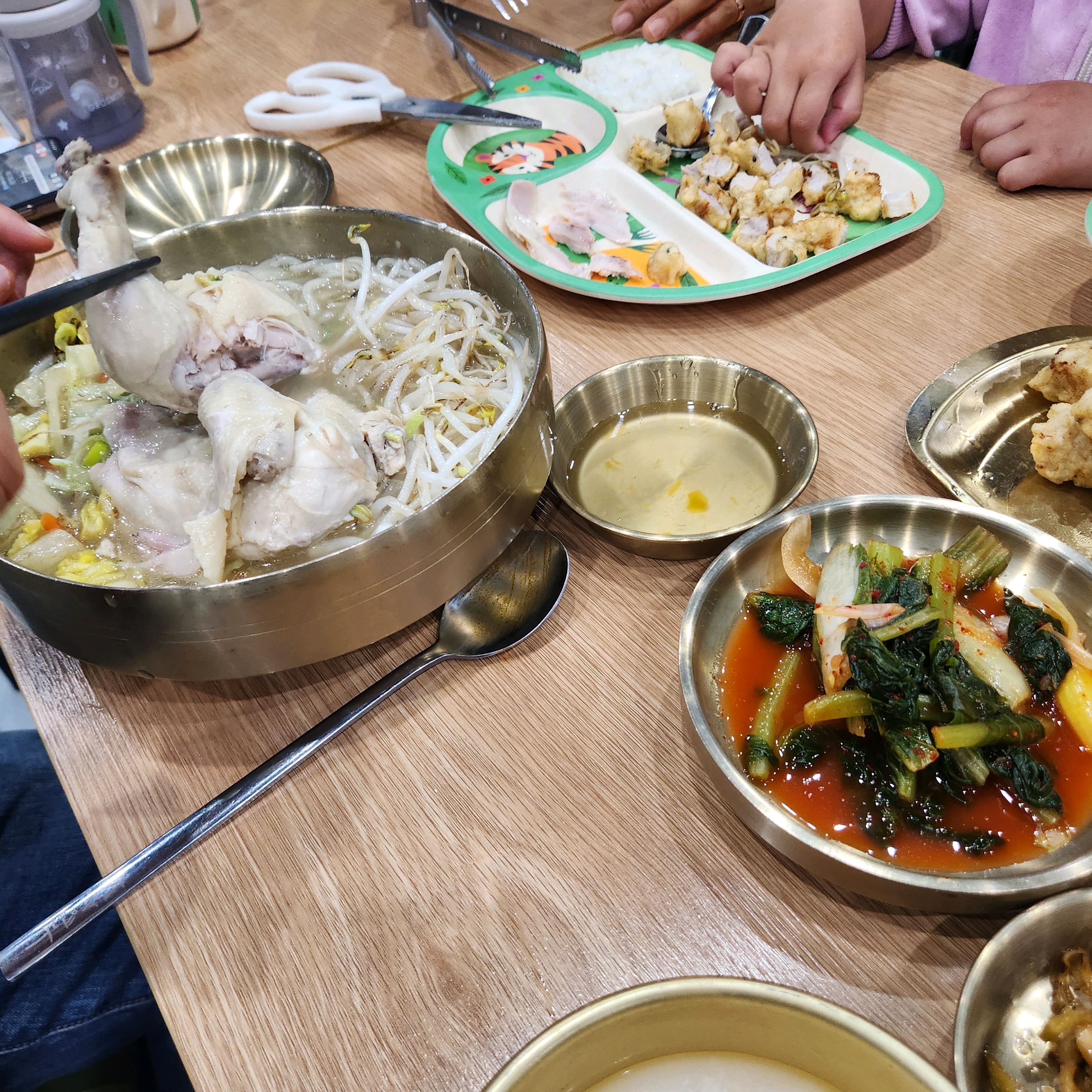 초계국수 좋아해서 찾아보다가 가족들이랑 왔는데 기대를 저버리지 않네요.ㅎㅎ 국수도 시원하게
