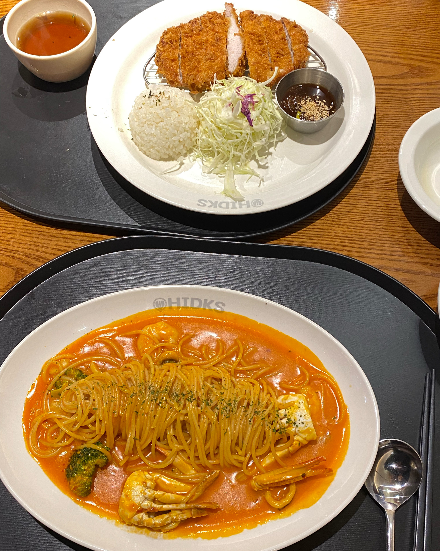 가게 깔끔하고 넓어서 좋아요 직원분들 친절하시구 맛도 괜찮아요! - 성수 맛집 홍익돈까스 성수직영점