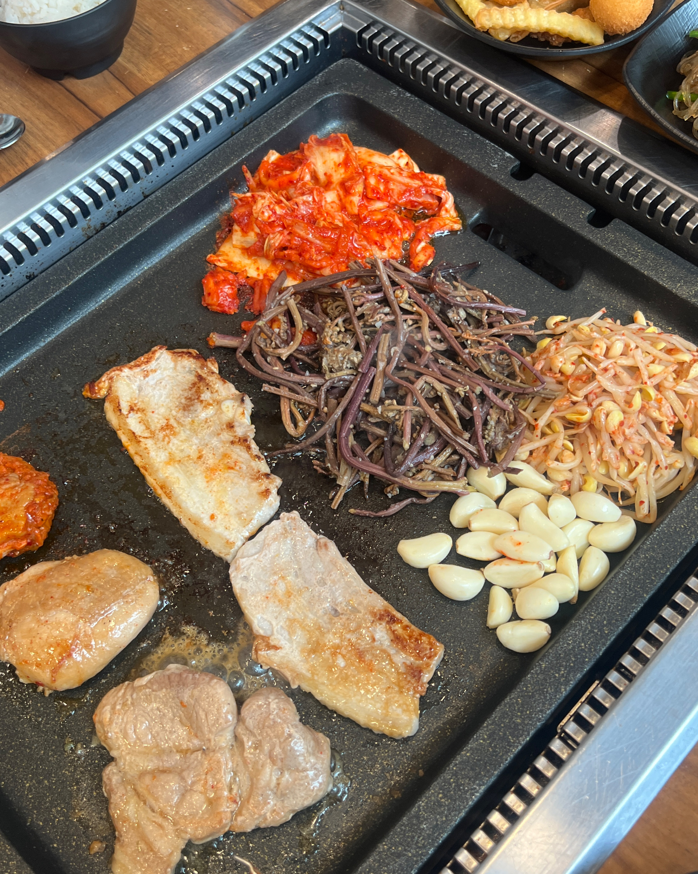 고기는 뭐 솔직히.. 무난합니다. 반찬도 그렇구요. - 대전 맛집 춘천집무한닭갈비 대전둔산점