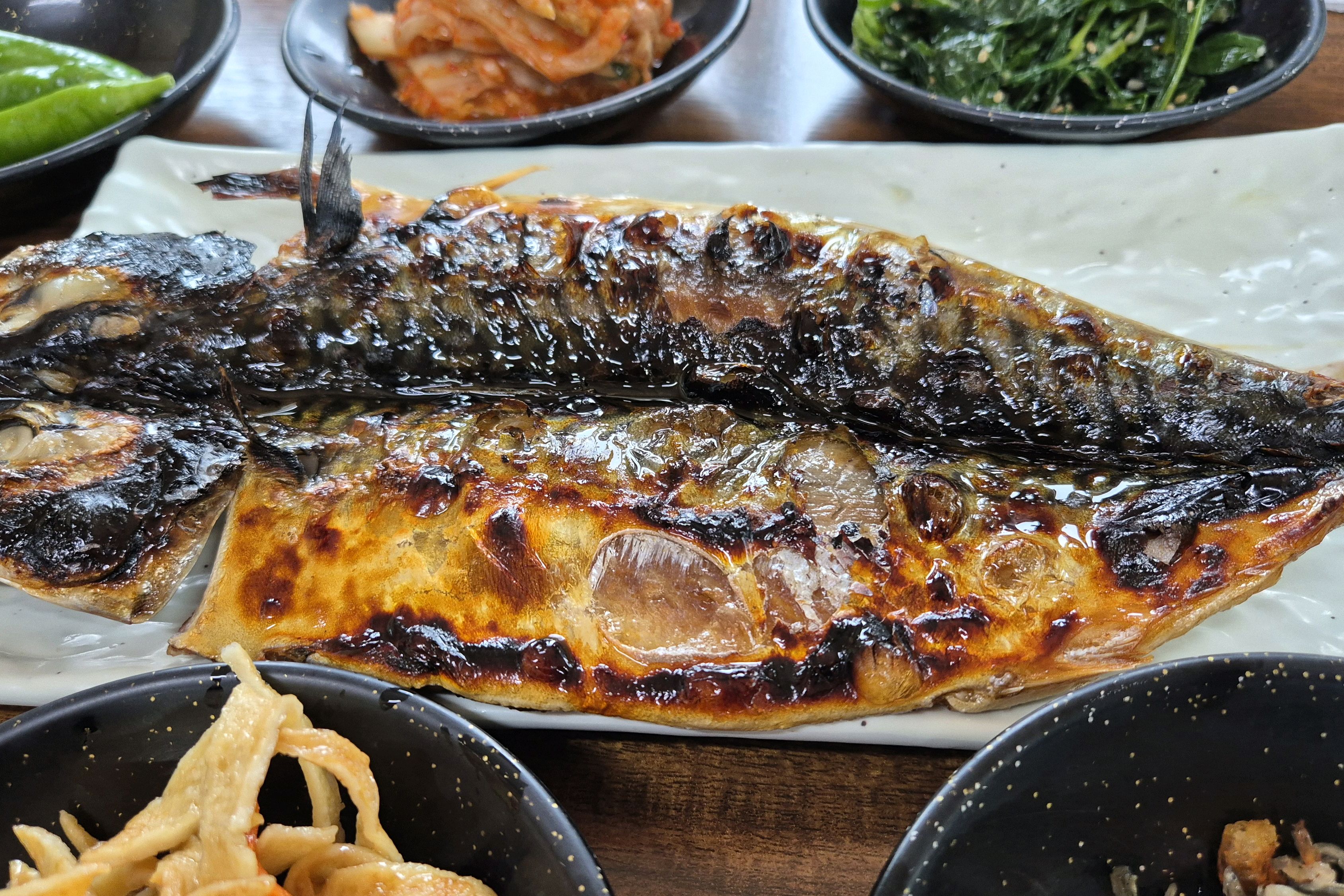 된장 베이스의 구수하면서도 칼칼한 물회를 먹을 수 있다. 물회 종류도 다양하고 고등어구이도