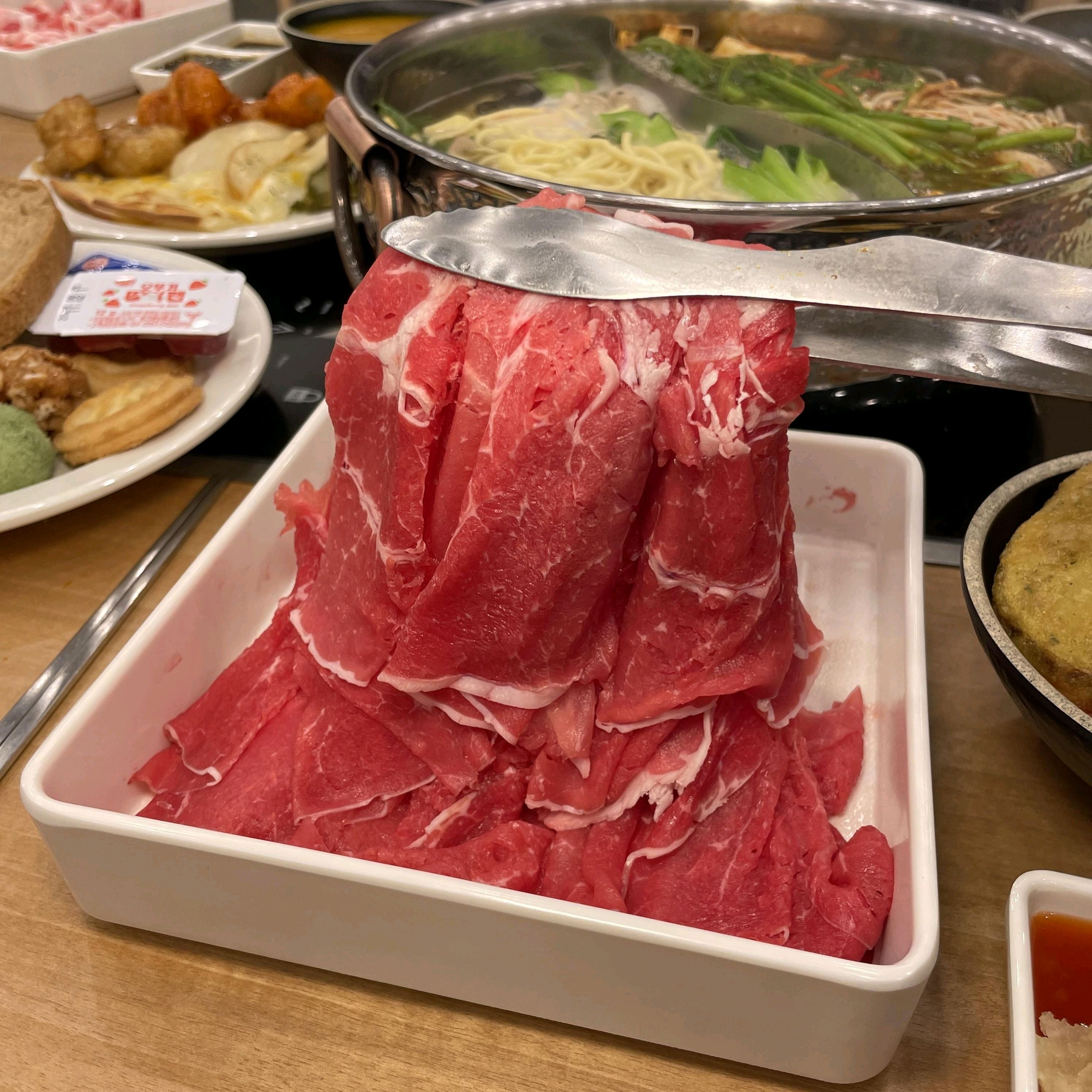 맛있는 샤브샤브와 다양한 야채가 정말 좋았어요 다양한 디핑소스도 있어서 취향대로 즐길 수