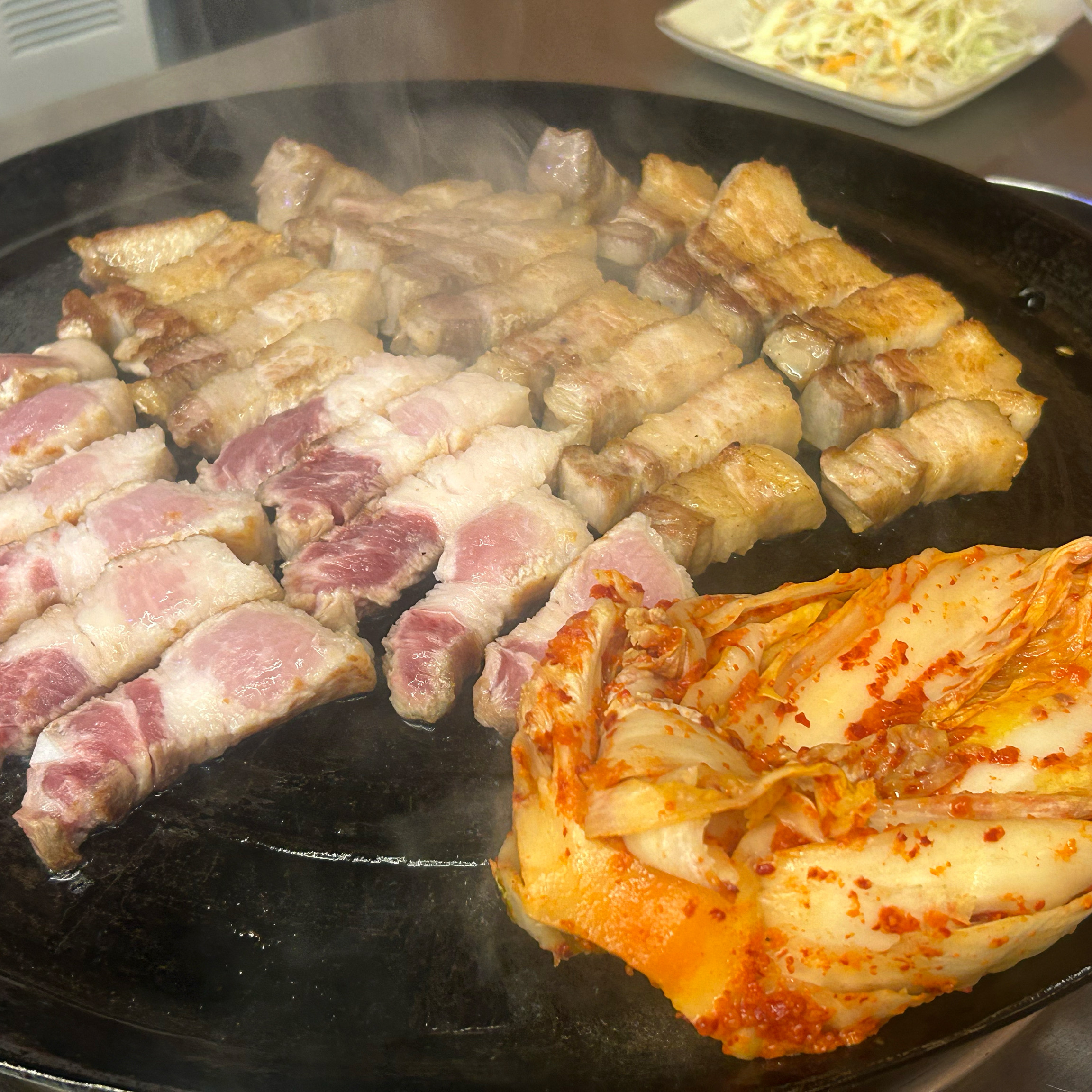 고기 질도 좋고 뼈도 많이 없어서 너무 좋아요! - 불당동 맛집 할매솥뚜껑삼겹살 천안불당점