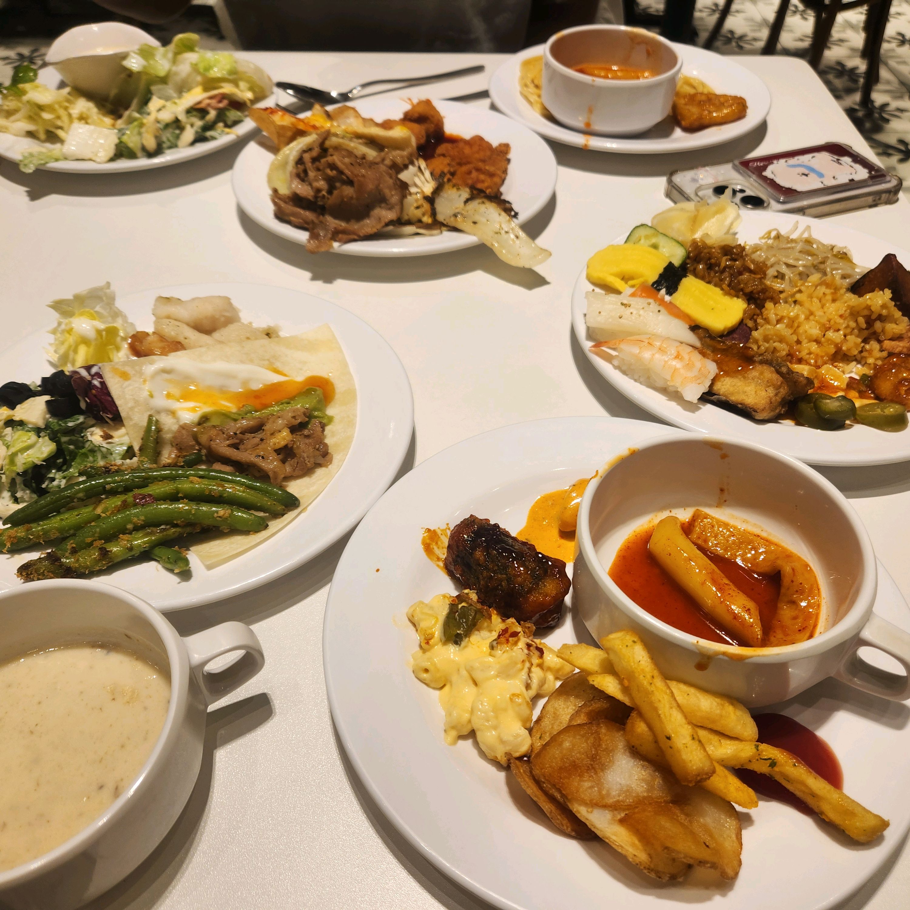 지인과 매번 강남역에서 만나는데 맛집찾는것도 일이라 이번에는 부페를 이용 해서 커피까지 마