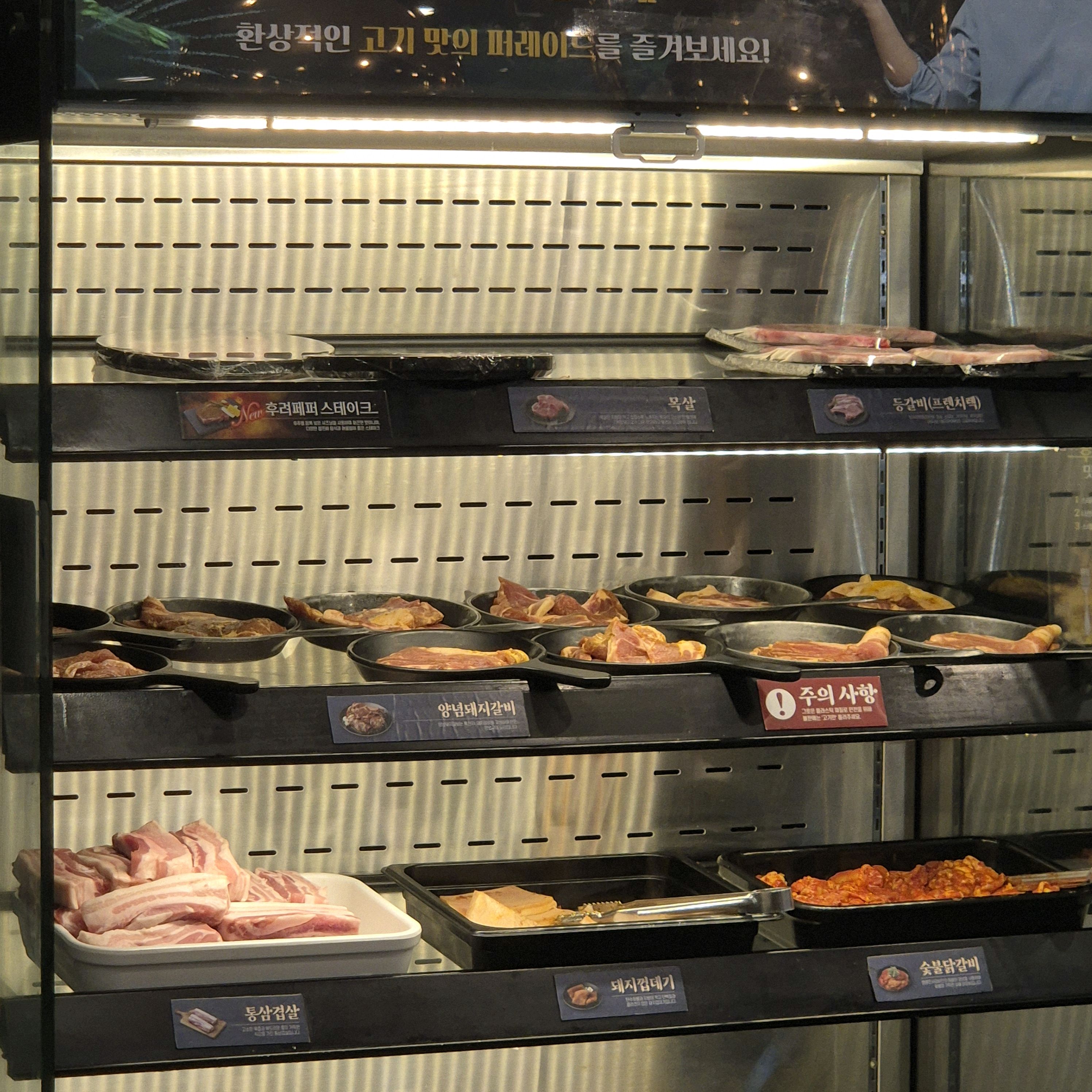 고기 눈치 보지 않고 먹을 수 있고, 고기 질이 좋아요. 바로바로 채워주셔서 많이 먹기도