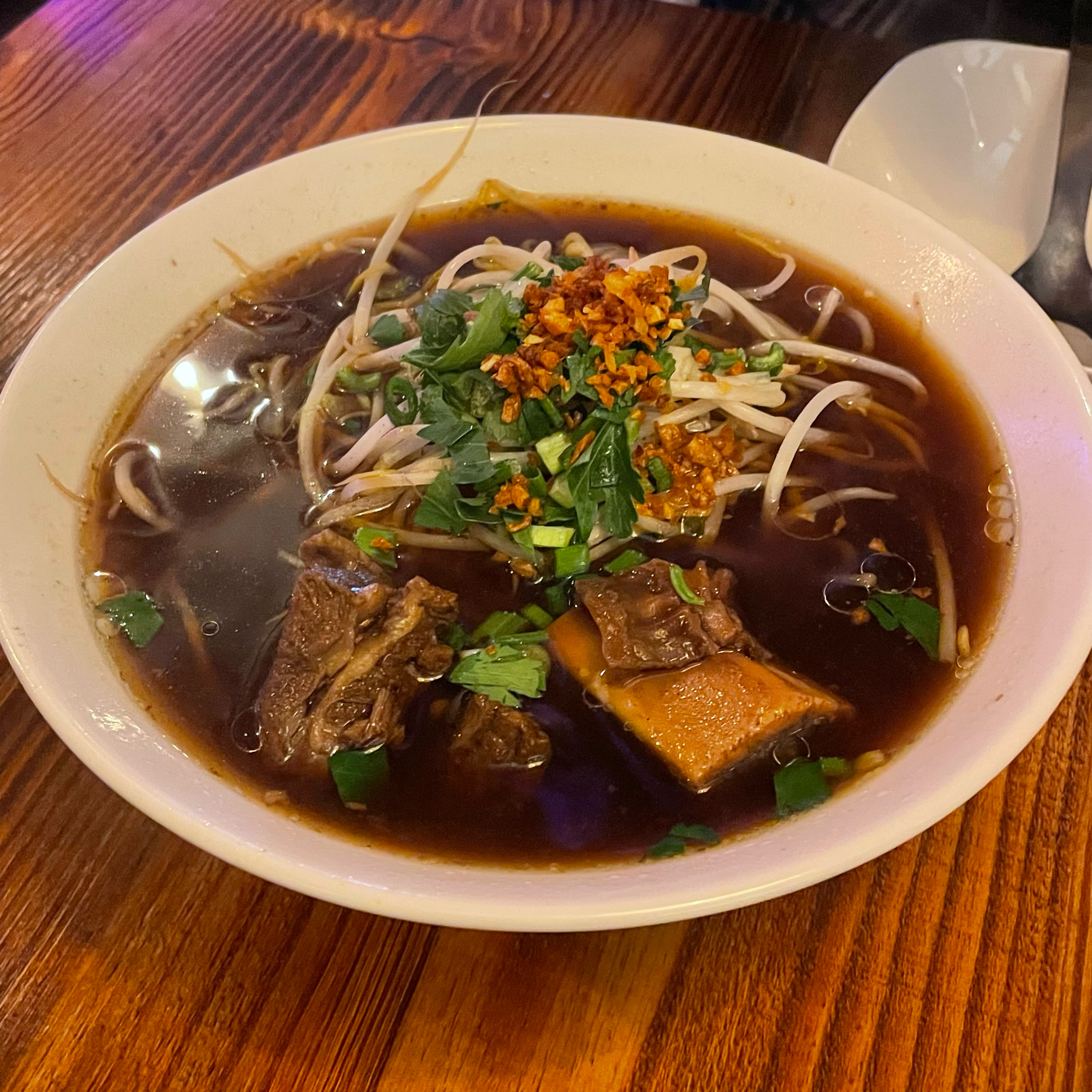 찐 현지 음식 맛이 나요!! 운 좋게 웨이팅 없이 들어와서 너무 맛있게 먹구갑니다! 족발덮