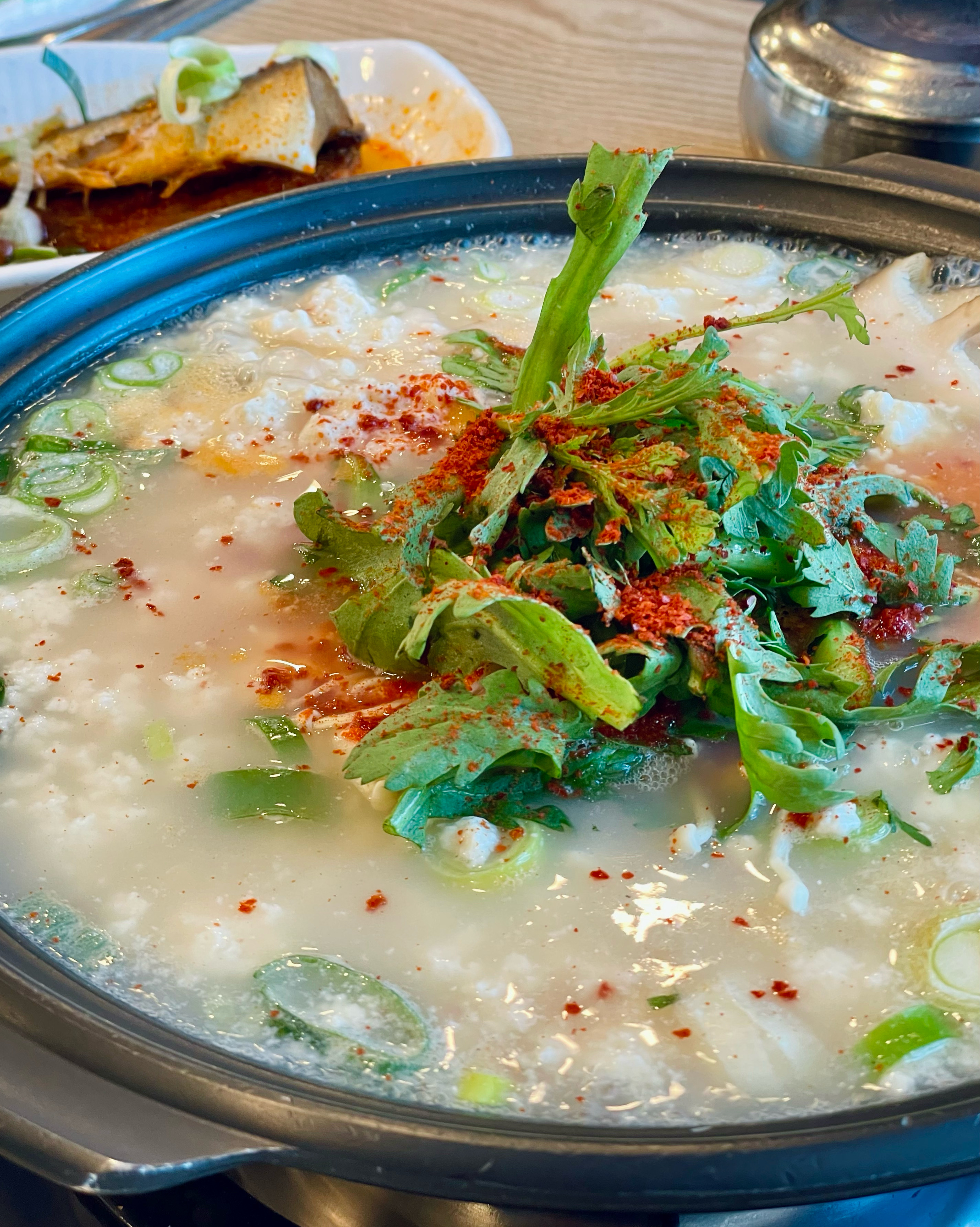 순두부전골에 꽃게가 들어 있는데 국물용이 아니라 진짜 꽃게라서 더 맛있었어요. 껍데기도 그