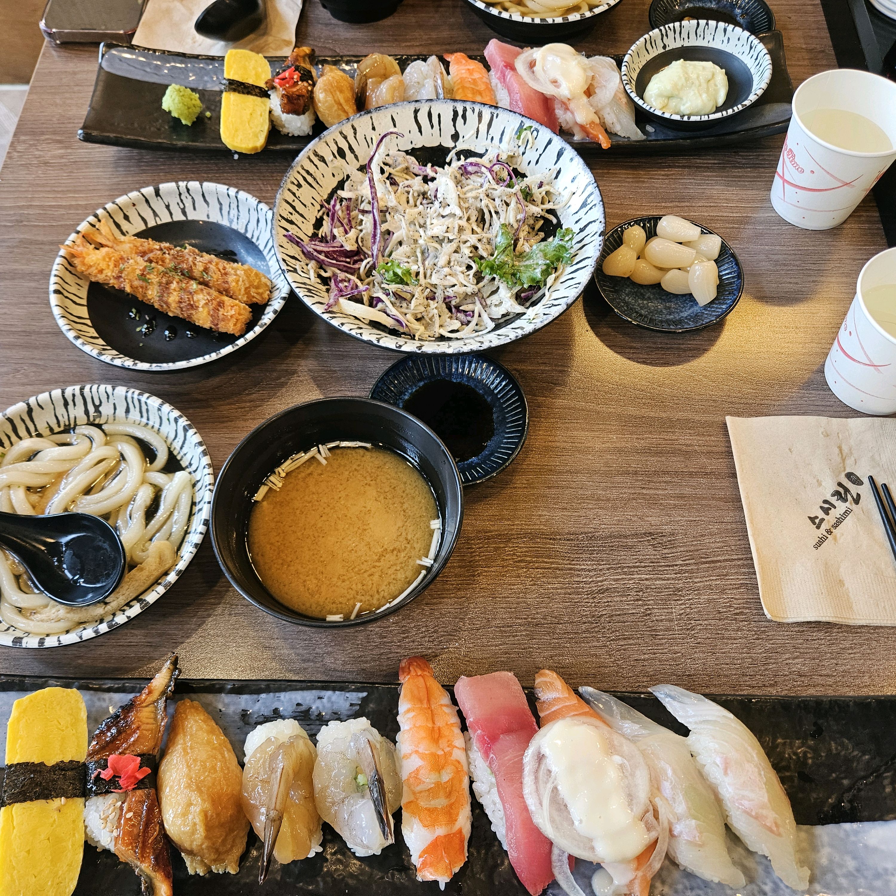 음식이 너무 맛있게 매장에 벚꽃때문에 분위기가 너무 좋아요. 천안 최고의 스시맛집입니다!!