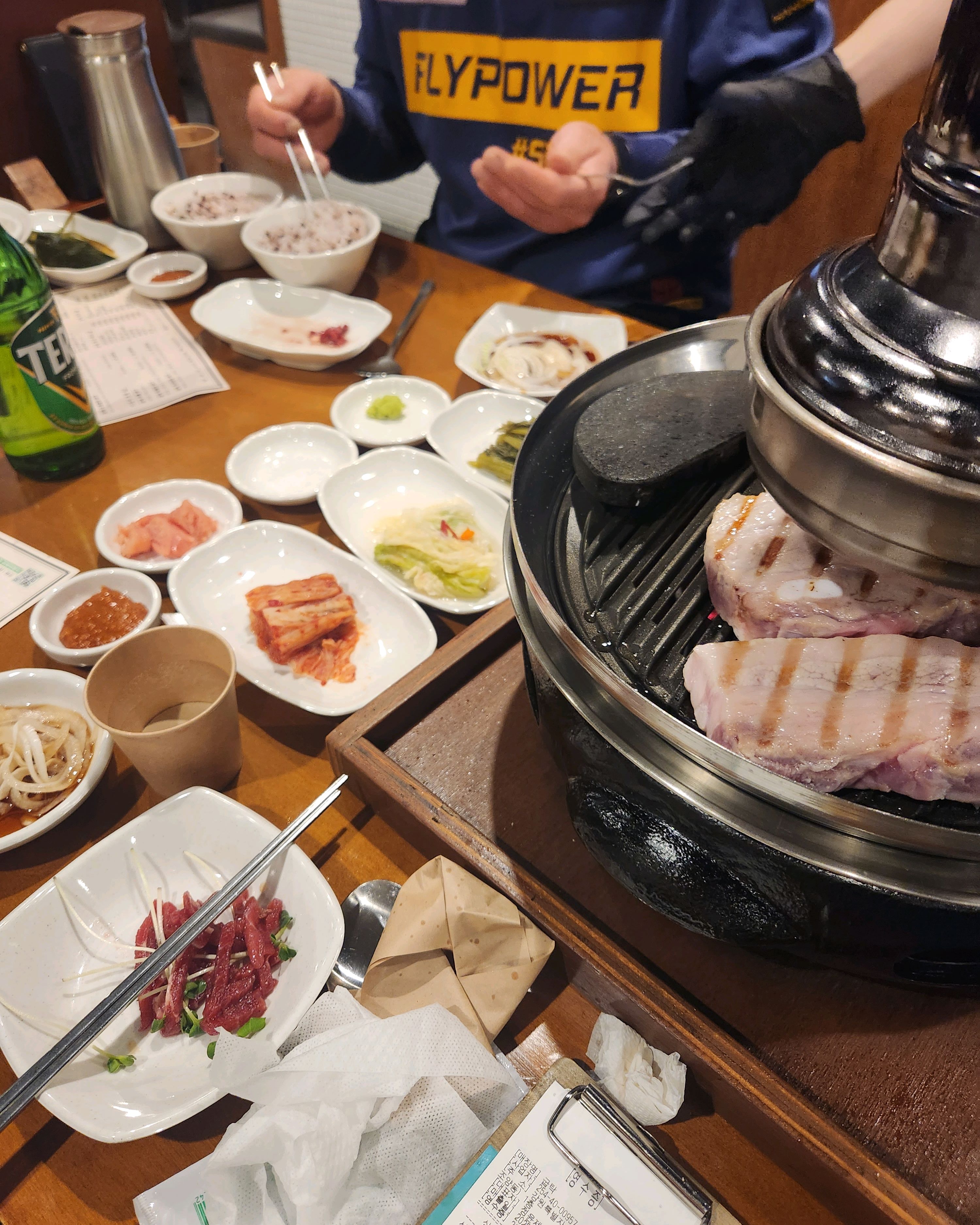 단골입니다~ 고기도 구워서 주시고 밑반찬도 다양하고 맛있어요! 세트주문하면 부위별로 맛볼수
