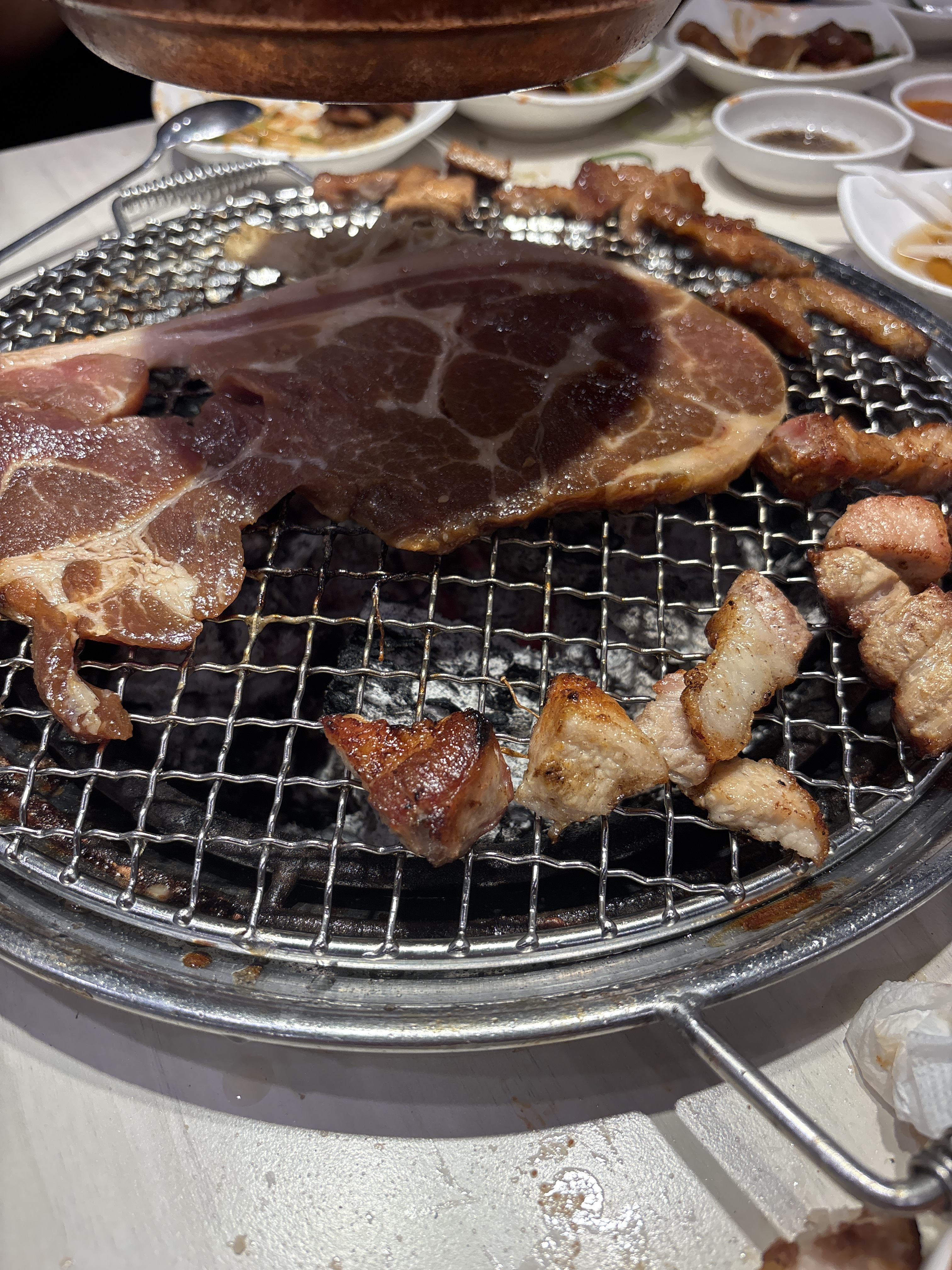 직원분들이 친절하시고 무엇보다 고기가 정말 맛있어요- 삼겹살은 전문점 보다 더 맛있는거같아