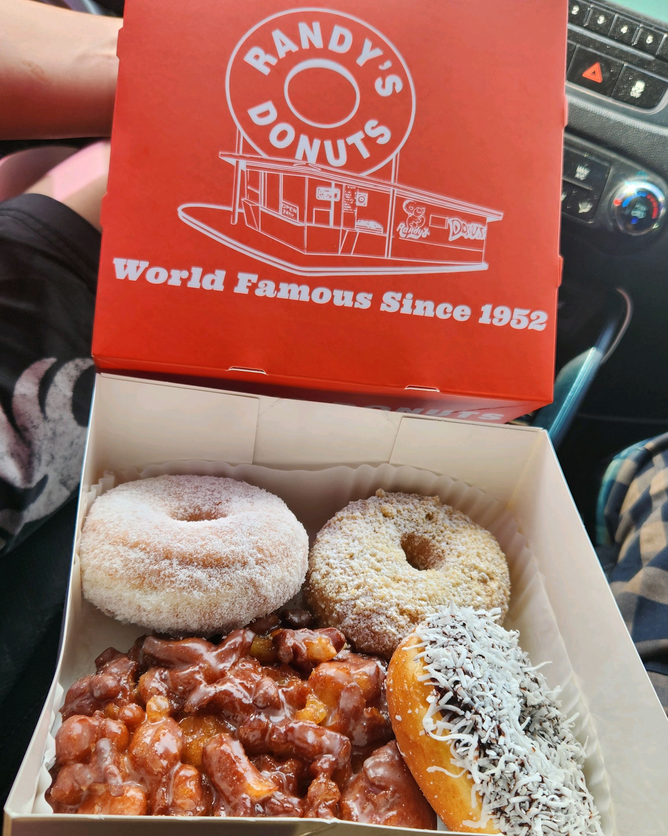 두번째 도전에 성공ㅠ 첫번째는 늦어서 도넛이 없었음.. 아침먹고 30분만에 도넛 한입.. 