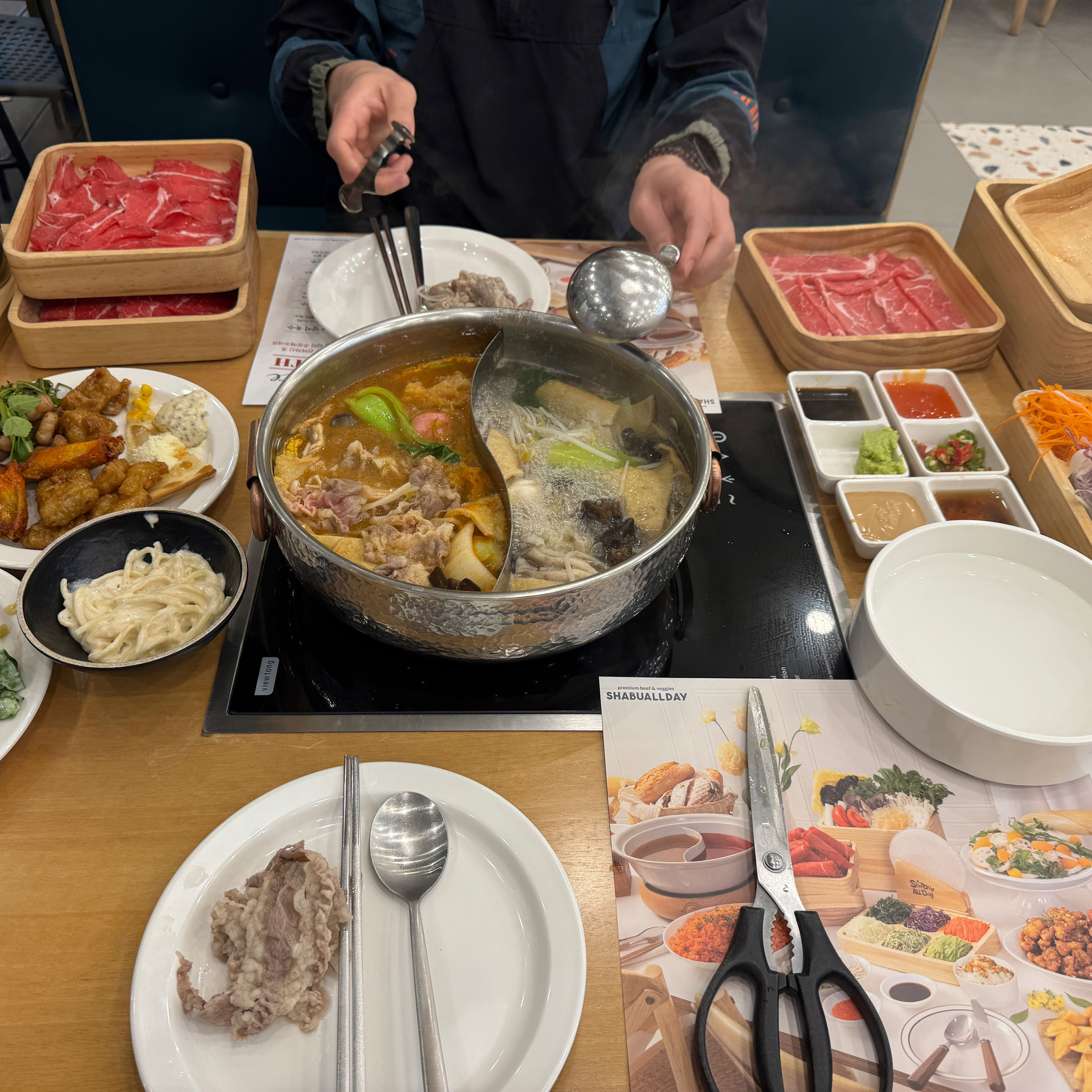샤브올데이는 항상 믿고 먹어요ㅠㅠ 고기 질도 좋고 사이드 메뉴들이 하나하나 다 맛있어요.