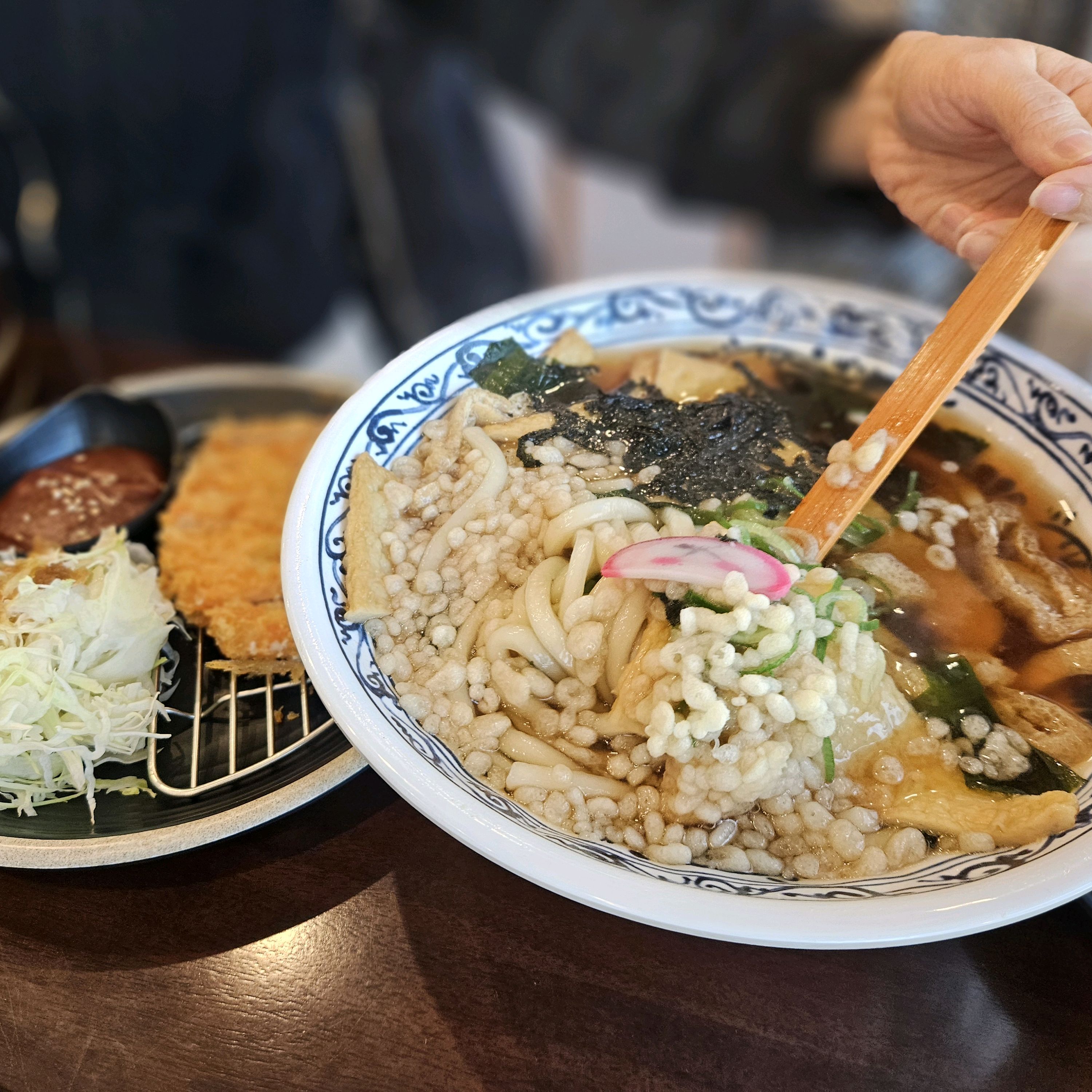 좋은 지인들과 함께 점심먹으러 왔어요 . 소바도 맛있고 돈가스도 맛있어요. 좋은공간과 좋