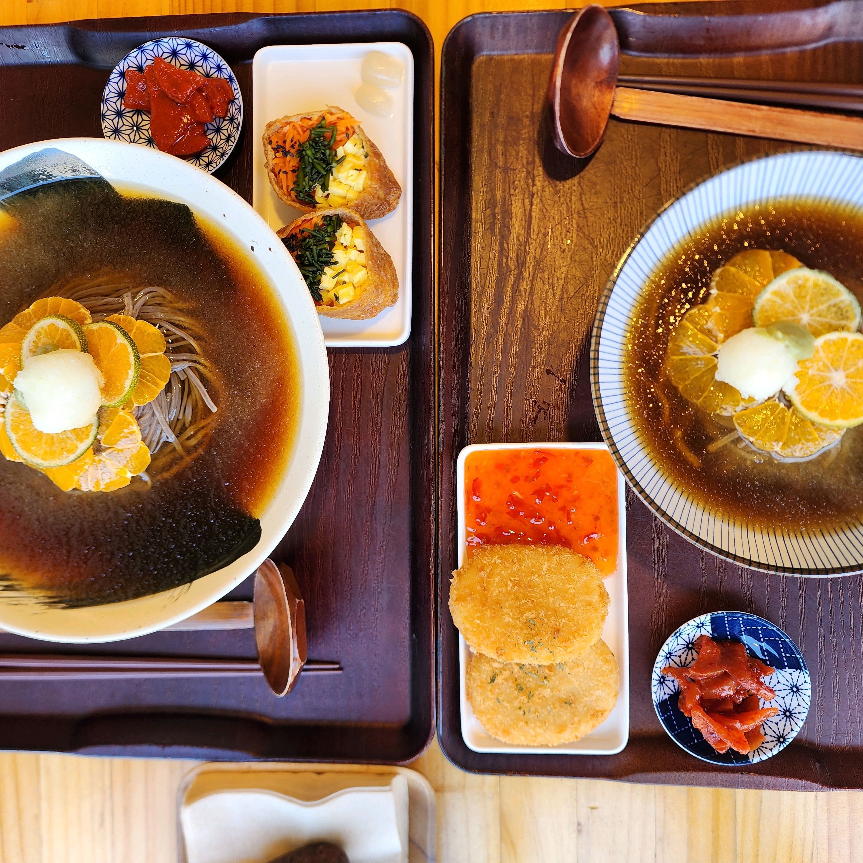 매장 바로 옆에 공영주차장이 있어서 편하게 주차했고, 1시반쯤 방문했는데 4팀 웨이팅이 있