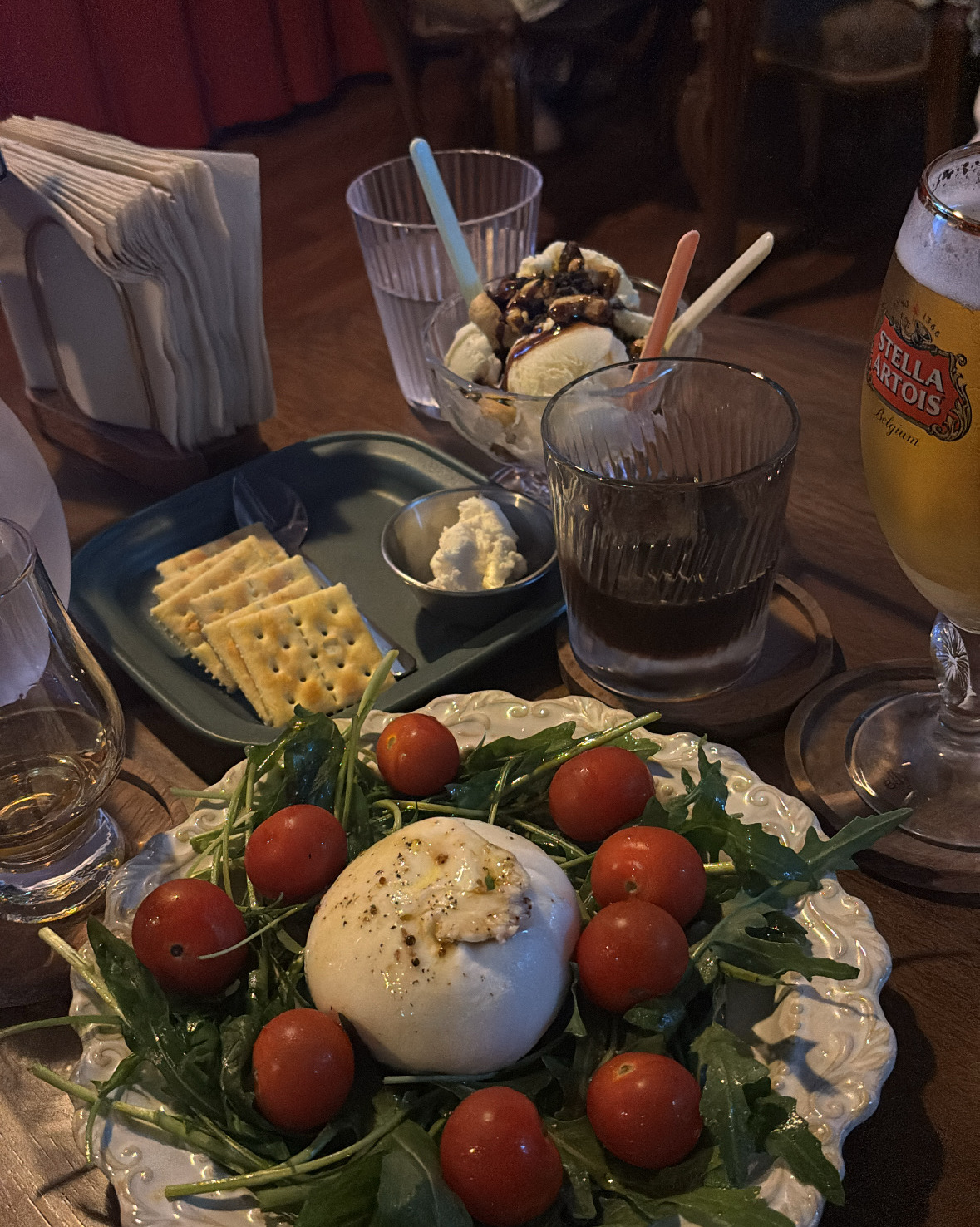 우연히 발견하고 들어왔는데, 분위기도 너무 좋고 음식들도 맛있어요 :) 술 종류도 다양해서