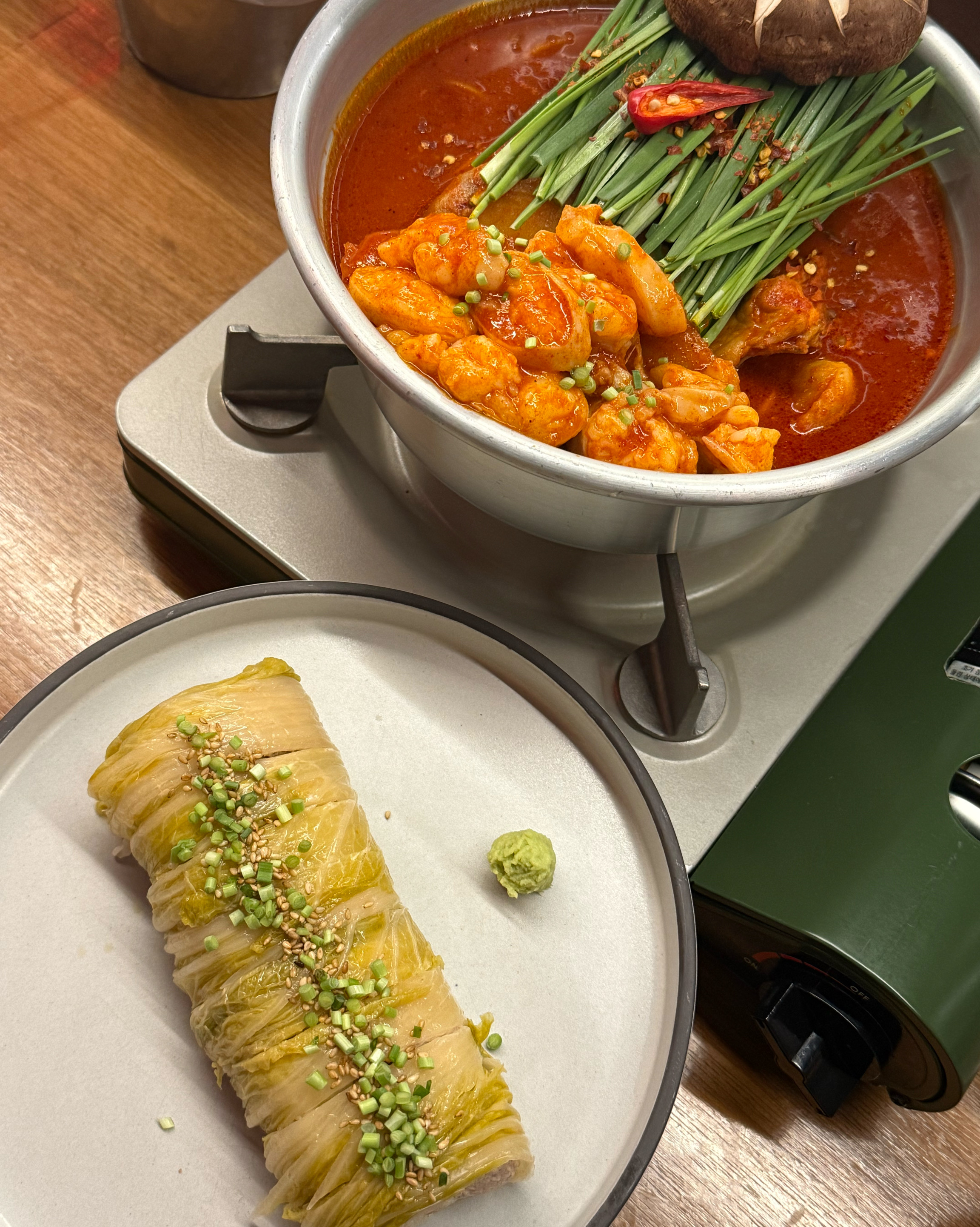 묵은지참치말이 넘 맛있어요!! 곱도리탕도 매콤하니 최고……바테이블에 앉으니 웨이팅 없어서