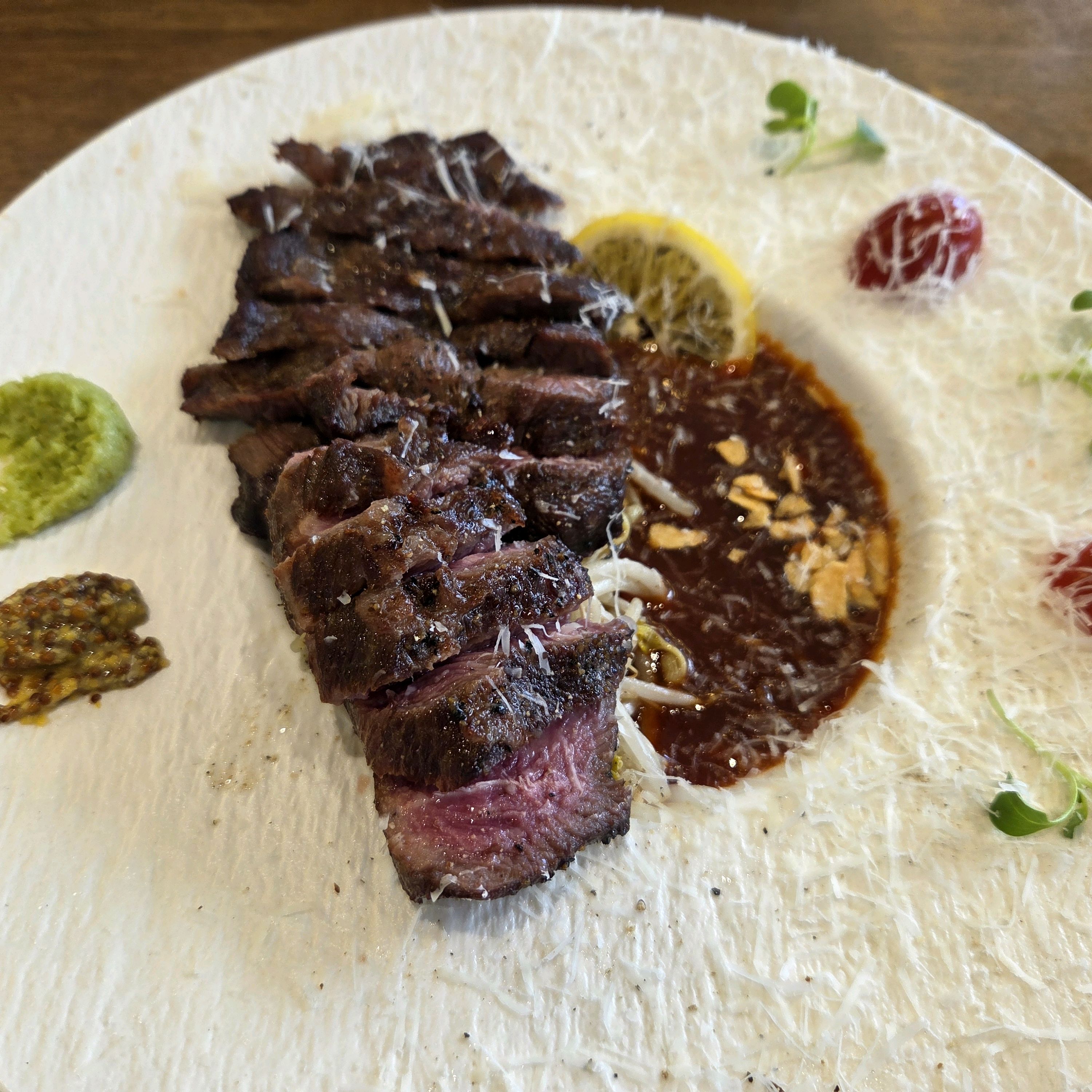 비주얼이 너무 예쁘고 맛도 좋아요. 한식과 퓨전된 느낌이라 느끼하지않고 입맛에 맞습니다.^