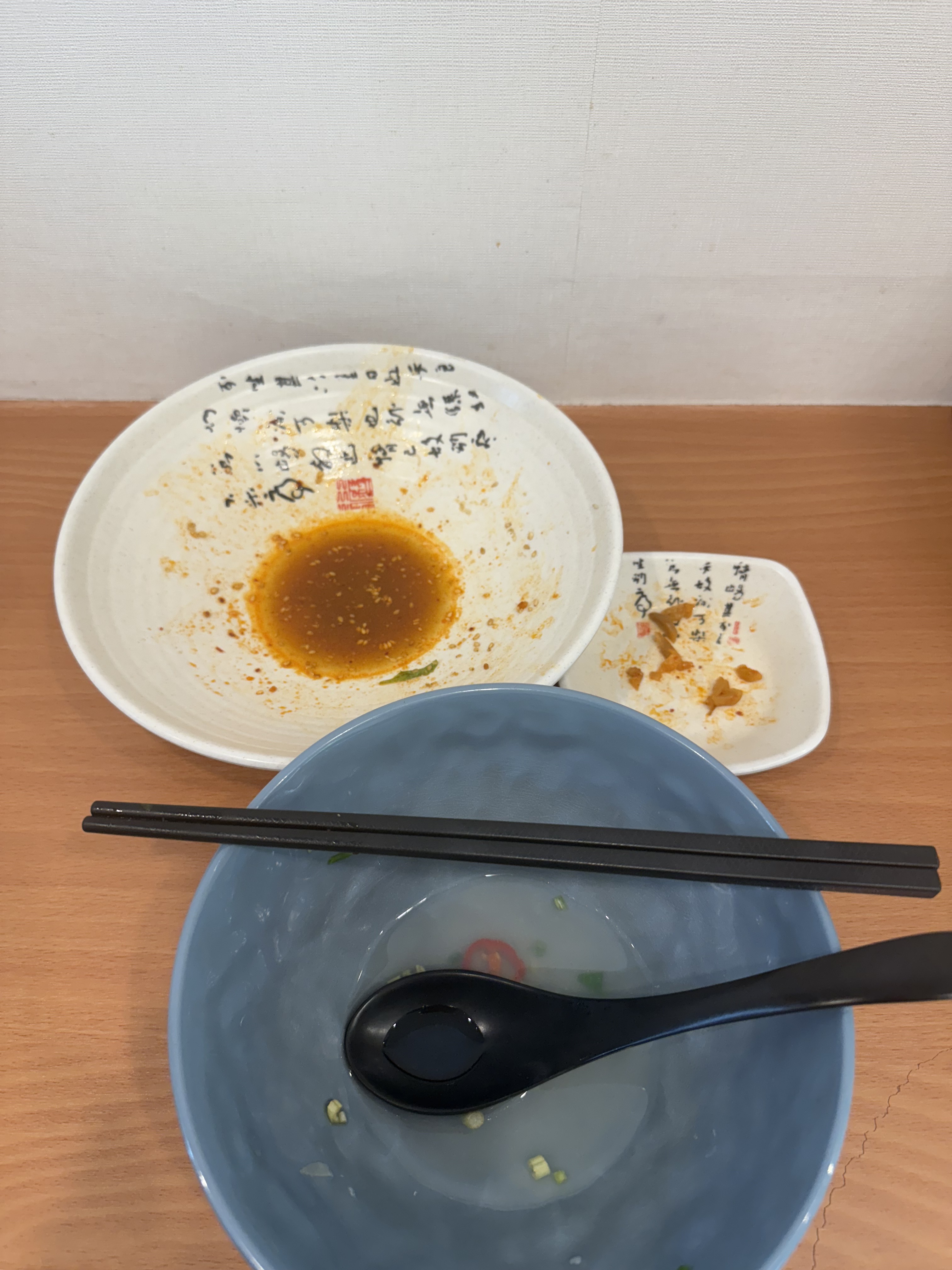 샤오롱바오 먹으로 갔는데 이제는 안 판다고 하여 다른 생소한 음식 주문 했어요. 그런데 제