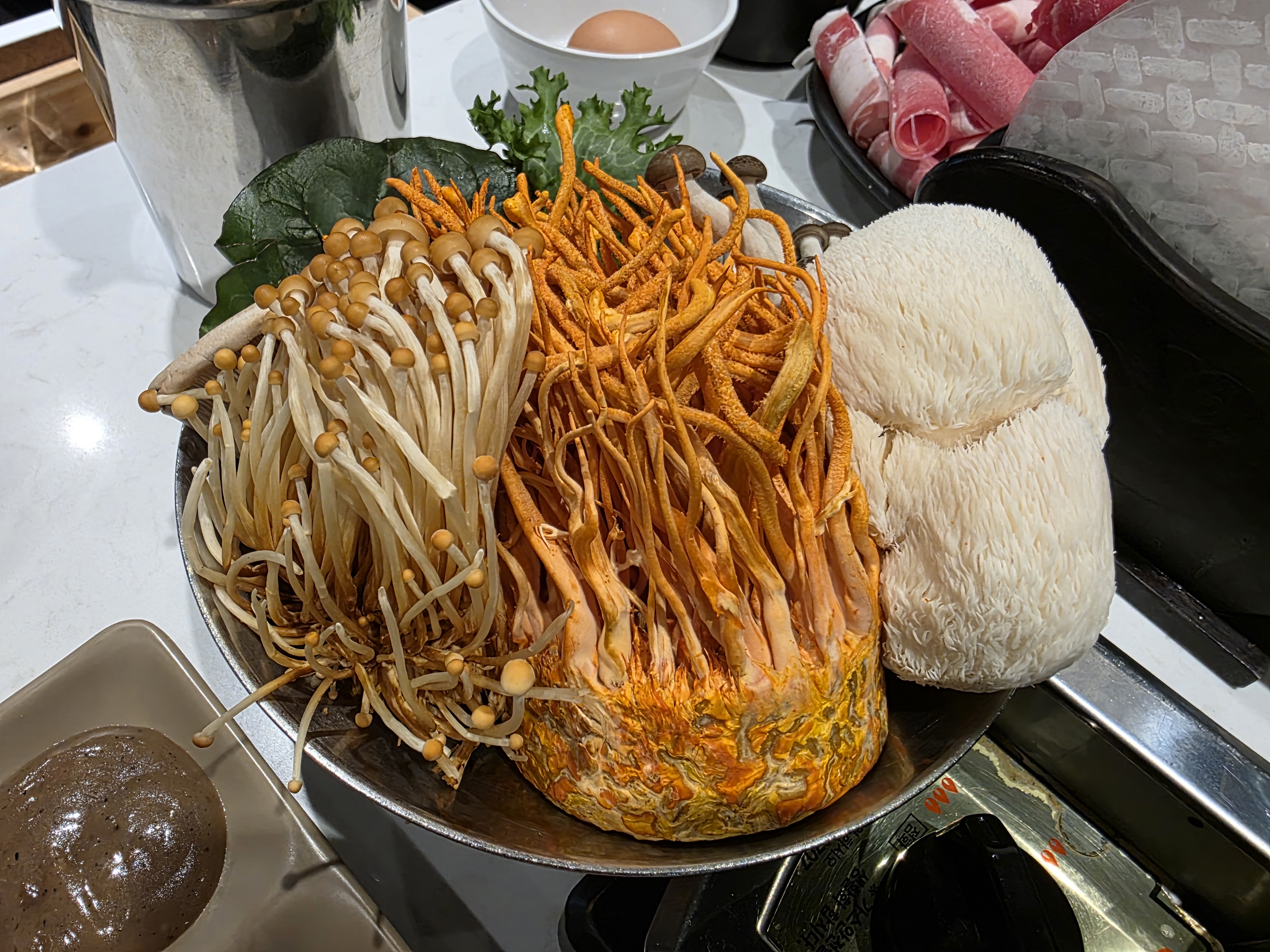 인테리어가 깔끔하고 특히 이 버섯셋트는 건강식에다 동충하초버섯,노루궁뎅이버섯까지 있어서 탁
