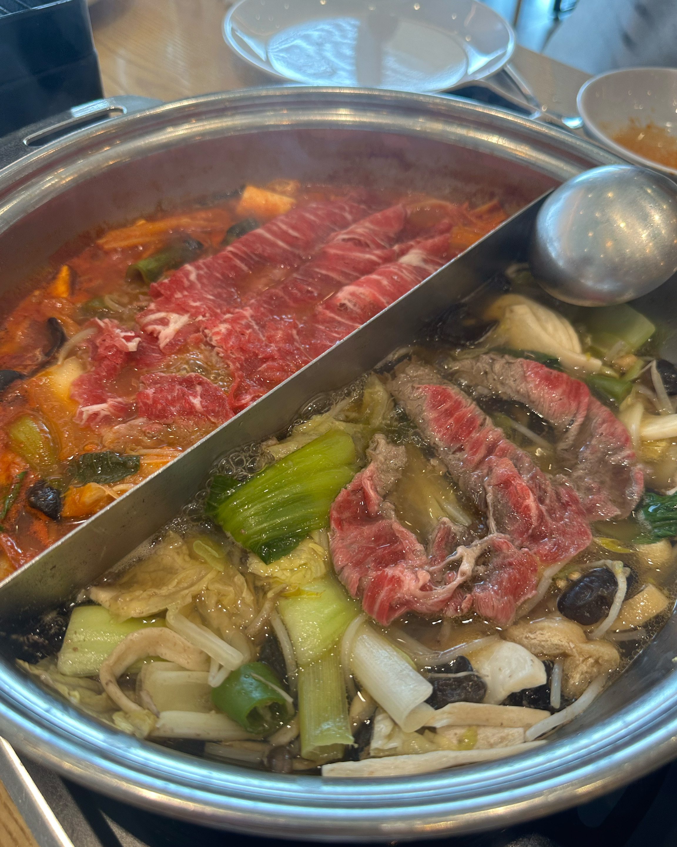 성인4명 예약하고 방문했습니다. 동네에 샤브20 있는데 여기 오픈때 방문이후로 항상 여기로