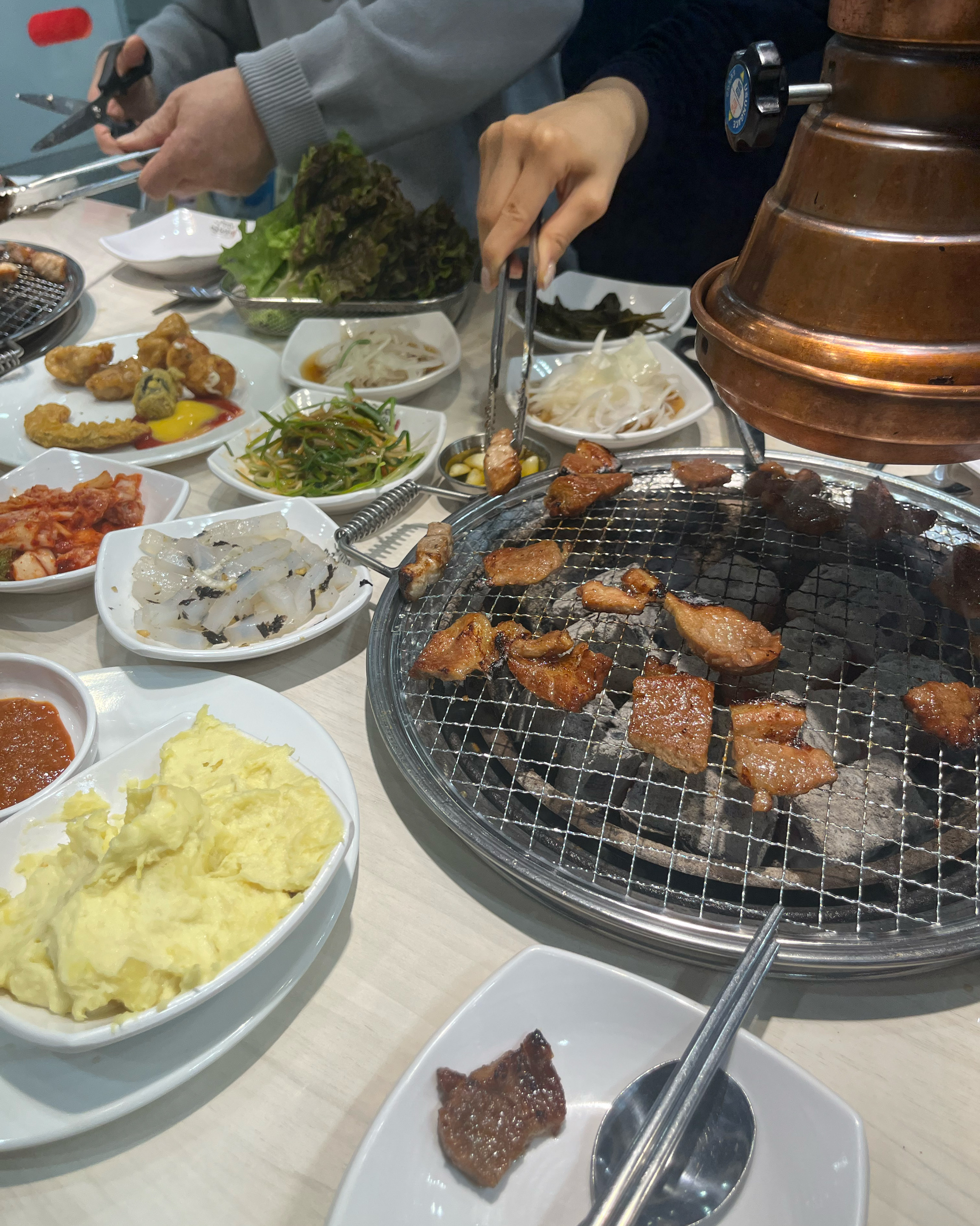 매장이 깔끔하고 넓어서 좋아요! 고기 질듀 좋고 반찬도 많습니다 무엇보다 직원분들이 친절해