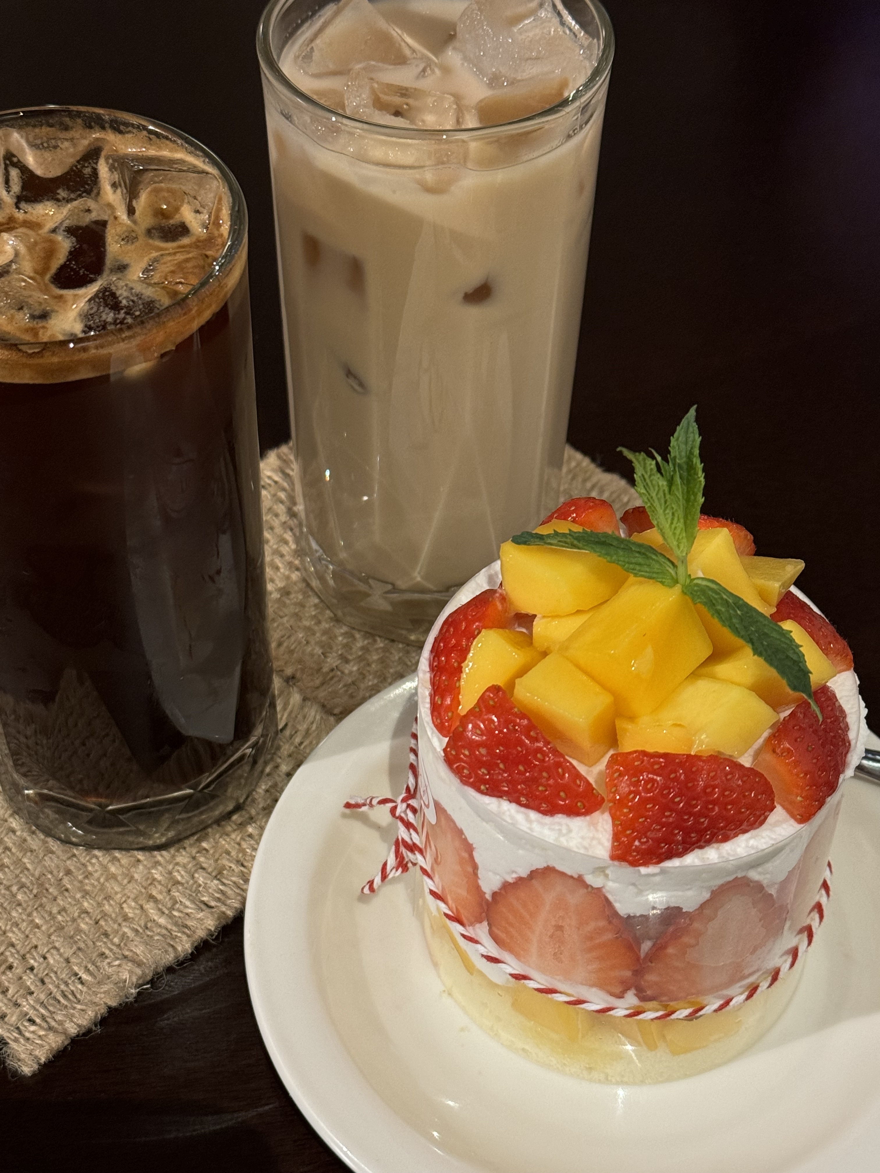 케이크가 되게 정성스러운 맛이 나고 커피 원두 선택도 가능해서 너무 좋았어요!! 늦게까지