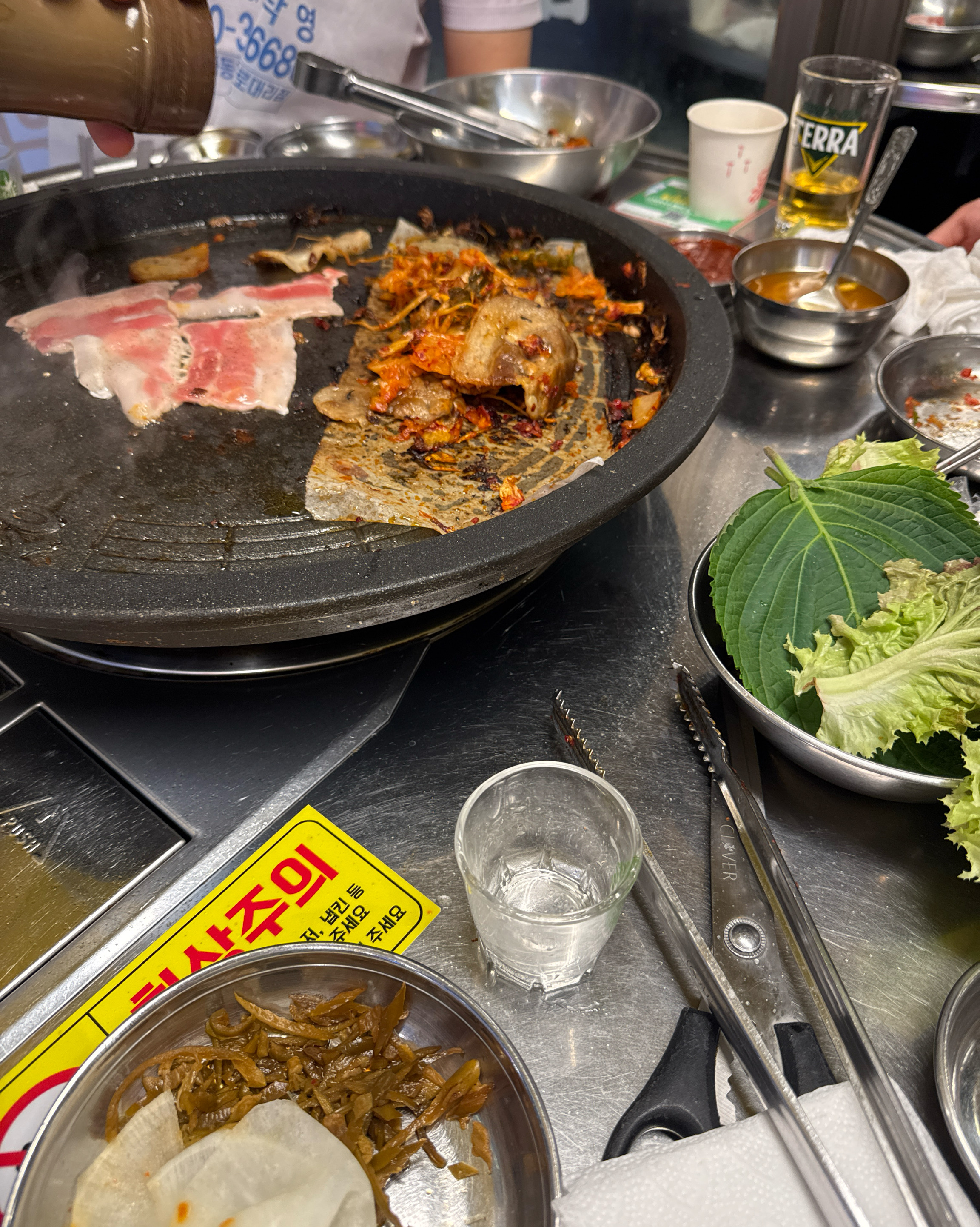 지인한테 추천 받아서 간 곳 입니다. 밖과 연결되어 있는 테이블에 앉았는데 요즘 날씨에 딱