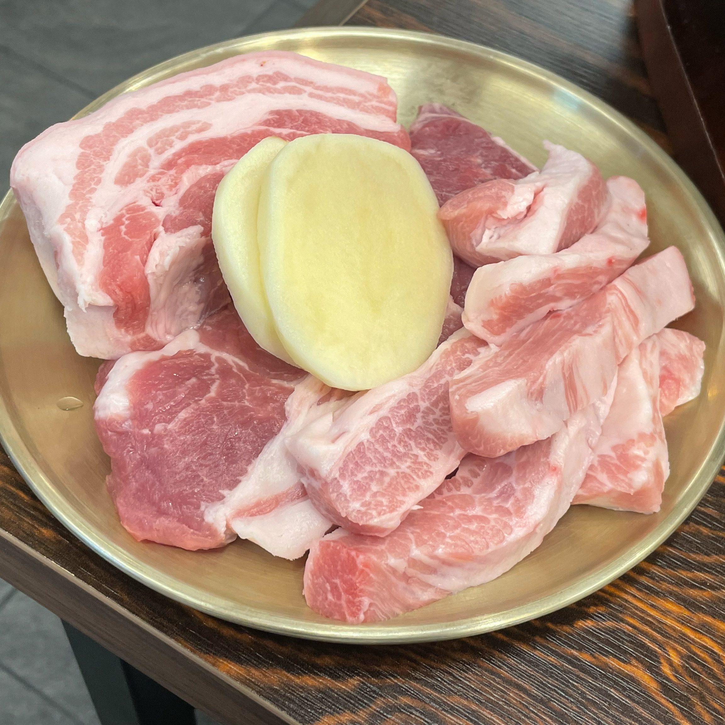 사장님 친절하시고 기본으로 찌개 나오는것도 넘 조아여! - 천호동 맛집 천호돈 천호본점